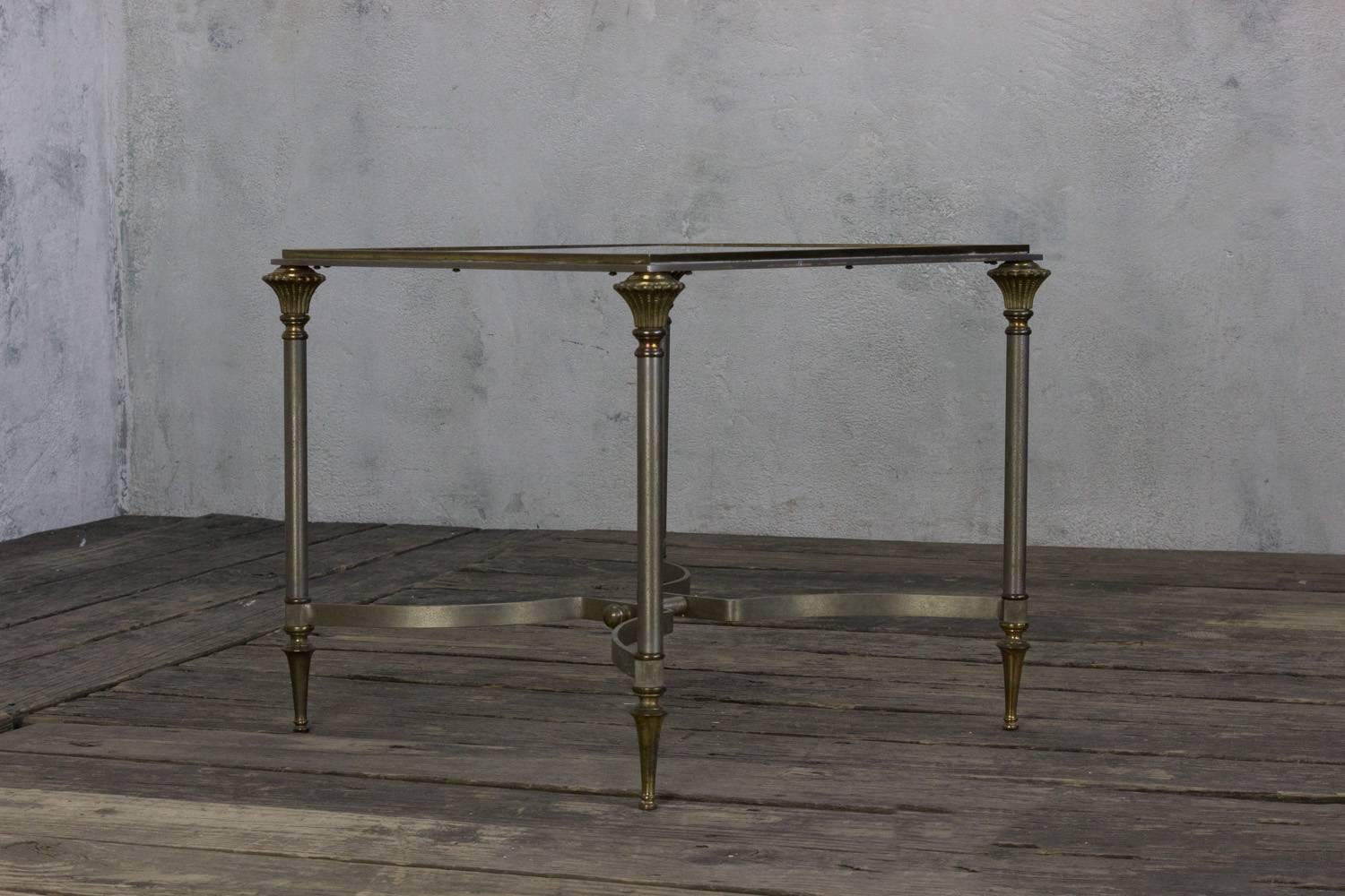 Elegant 1940s Italian end table with steel and brass components, made in the style of Maison Jensen. The top is inset glass. Good vintage condition.

Ref #: ET0108-01

Dimensions: 17