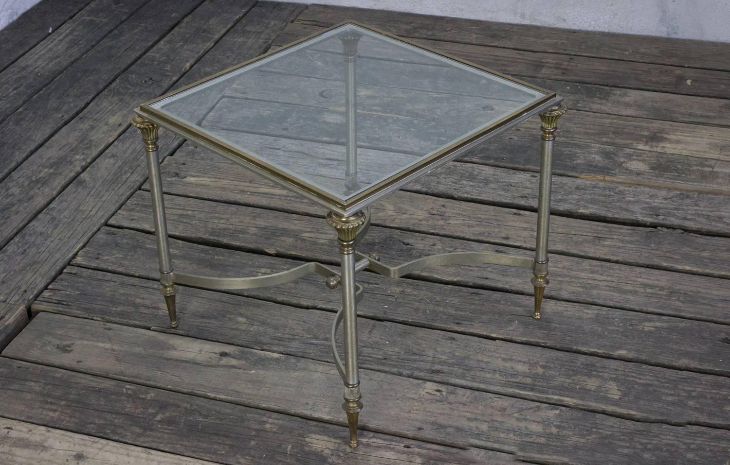 Petite table d'appoint italienne en acier et verre Excellent état - En vente à Buchanan, NY