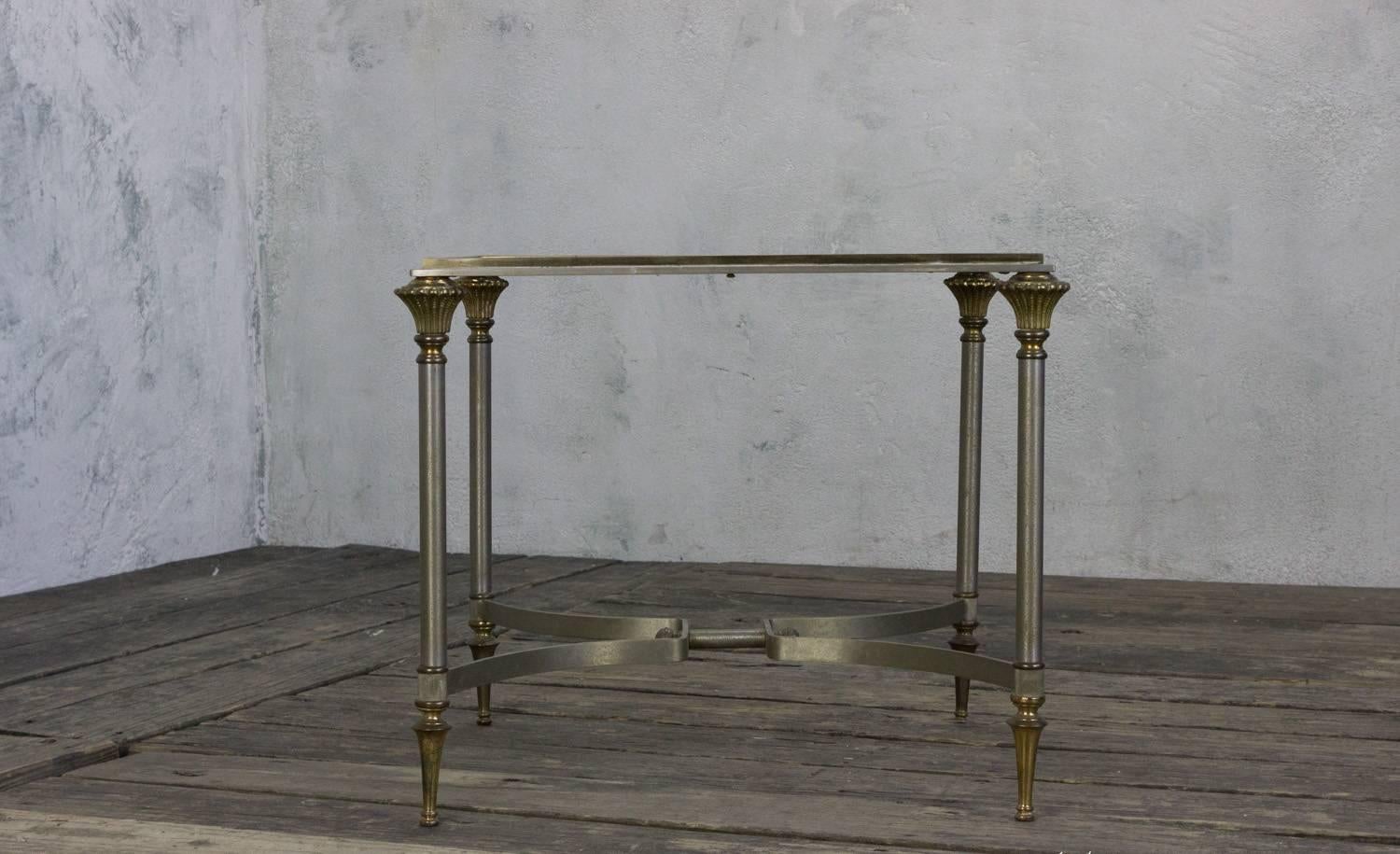 Milieu du XXe siècle Petite table d'appoint italienne en acier et verre en vente