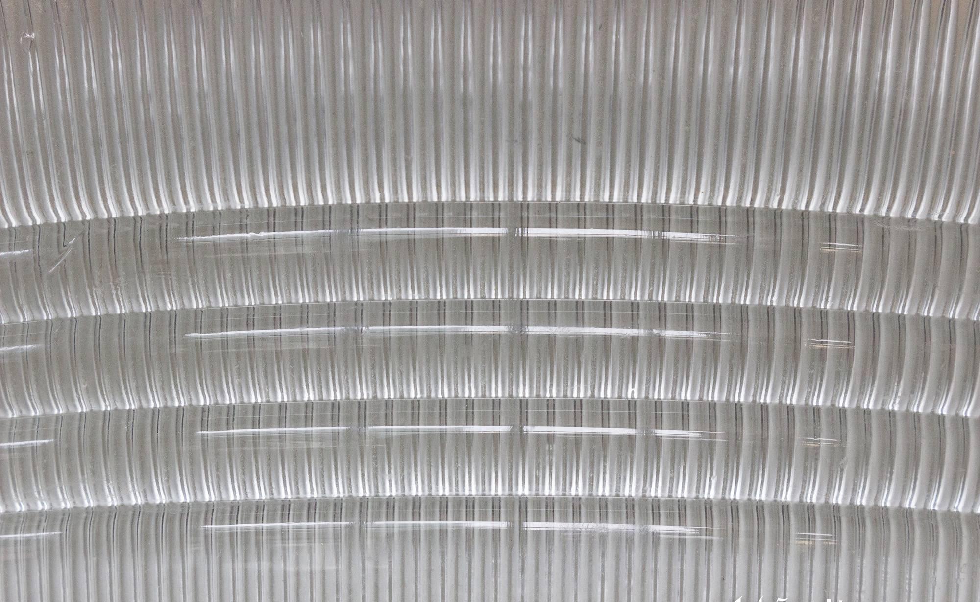 Einzigartig gestaltete Glasleuchte mit einer Mischung aus vertikal und horizontal geschliffenen Rillen. Diese Kombination aus Prismenlinien und runder Form strahlt ein schönes und helles Licht in jedem Raum aus. Höchstwahrscheinlich wurde diese