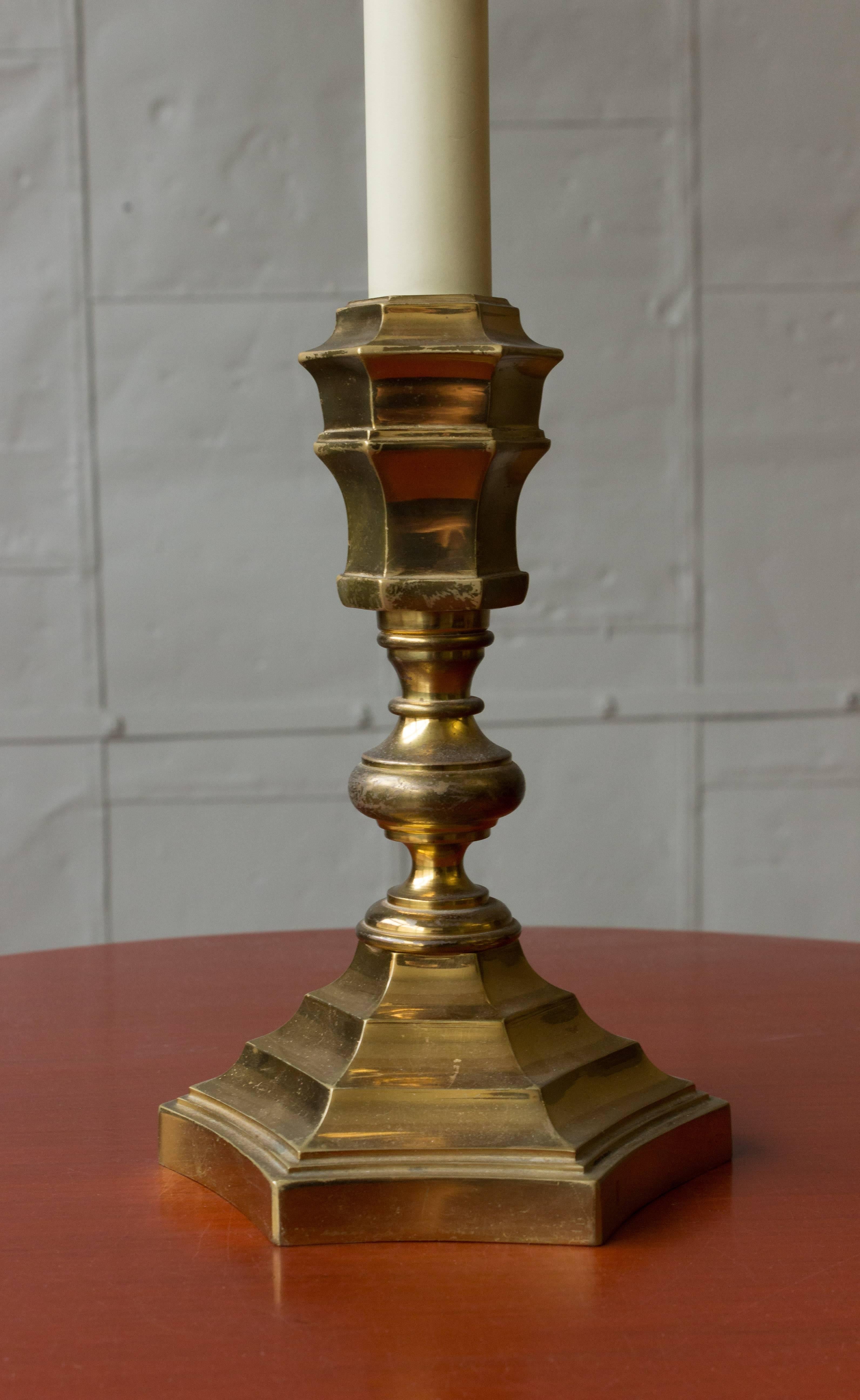 Un impresionante par de lámparas de lectura francesas de la década de 1940, de elegancia atemporal y exquisita artesanía. Estas lámparas de latón presentan bases hexagonales escalonadas y tallos alargados pintados, ofreciendo una estética única y