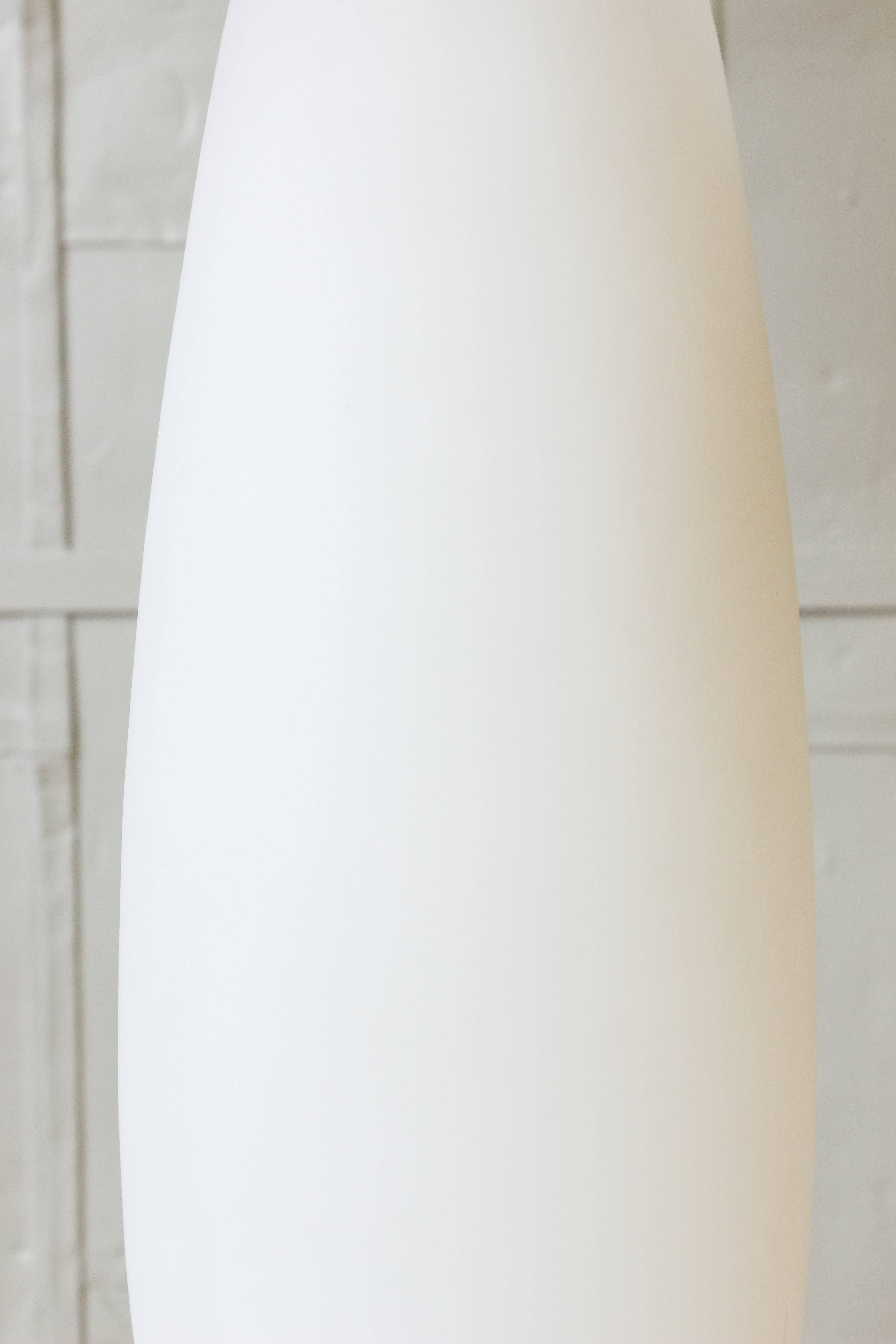Mid-Century Modern Paire de lampes de bureau italiennes du milieu du siècle dernier en verre de Murano blanc givré en vente