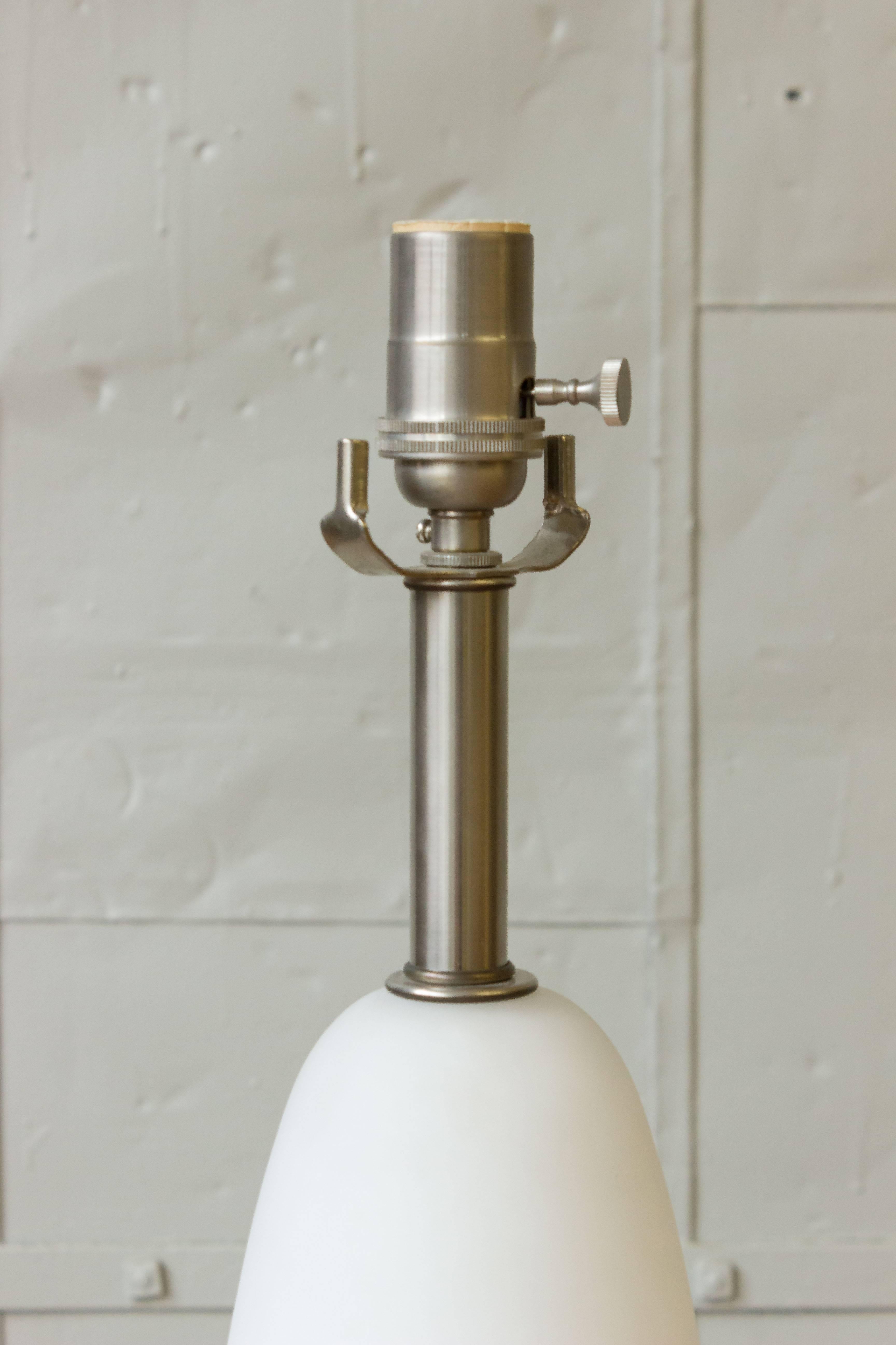 Paire de lampes de bureau italiennes du milieu du siècle dernier en verre de Murano blanc givré Bon état - En vente à Buchanan, NY