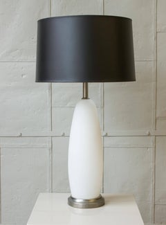 Coppia di lampade da tavolo in vetro di Murano bianco smerigliato della metà del secolo scorso