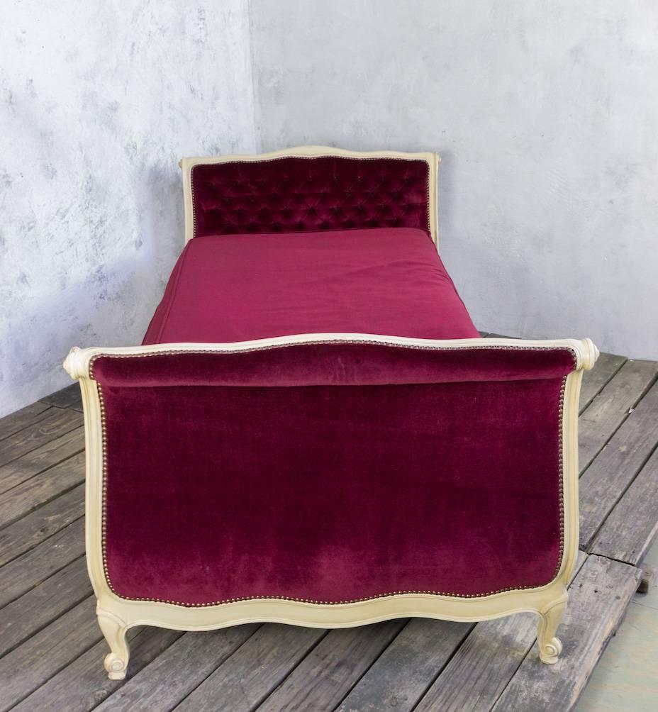 Französisches Tagesbett aus kräftigem burgunderrotem Samt (Mitte des 20. Jahrhunderts)