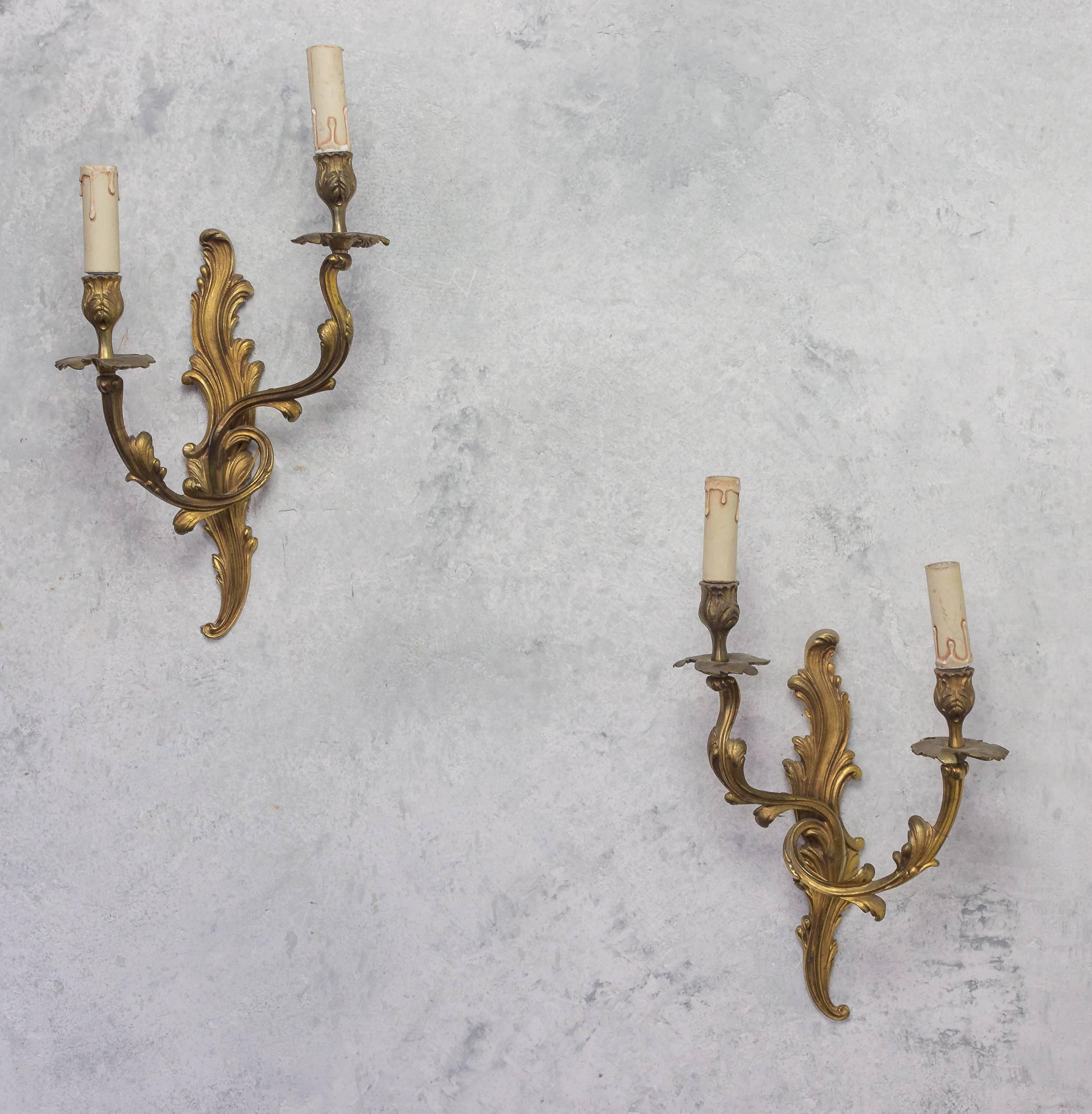 Pareja de candelabros franceses dorados estilo Luis XV de los años 20 Francés en venta