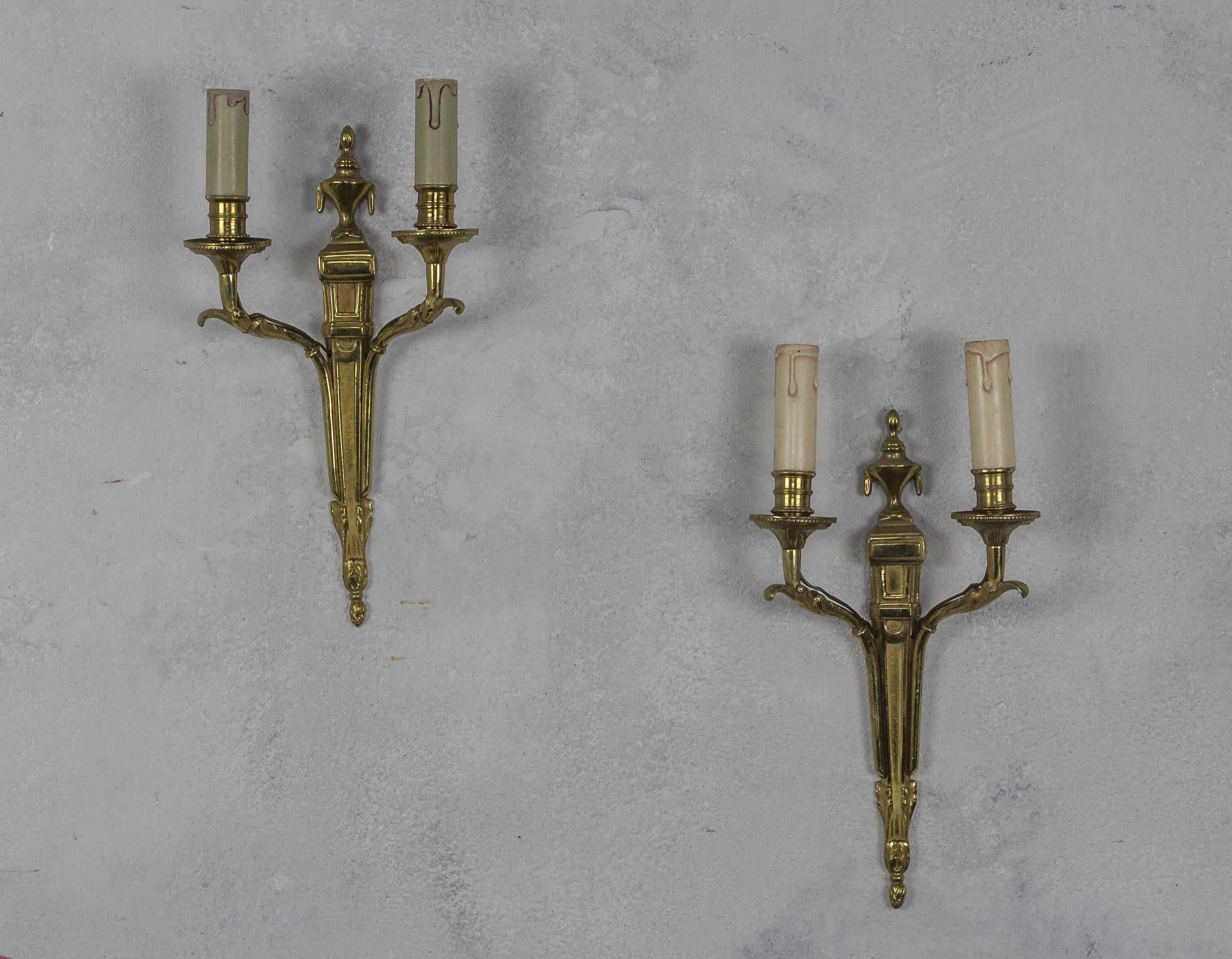 Pair of small decorative French 1940s gilt bronze sconces. Very good vintage condition. Wired for showroom display, not UL Code. 

Ref #: LS0408-10

Dimensions: 14