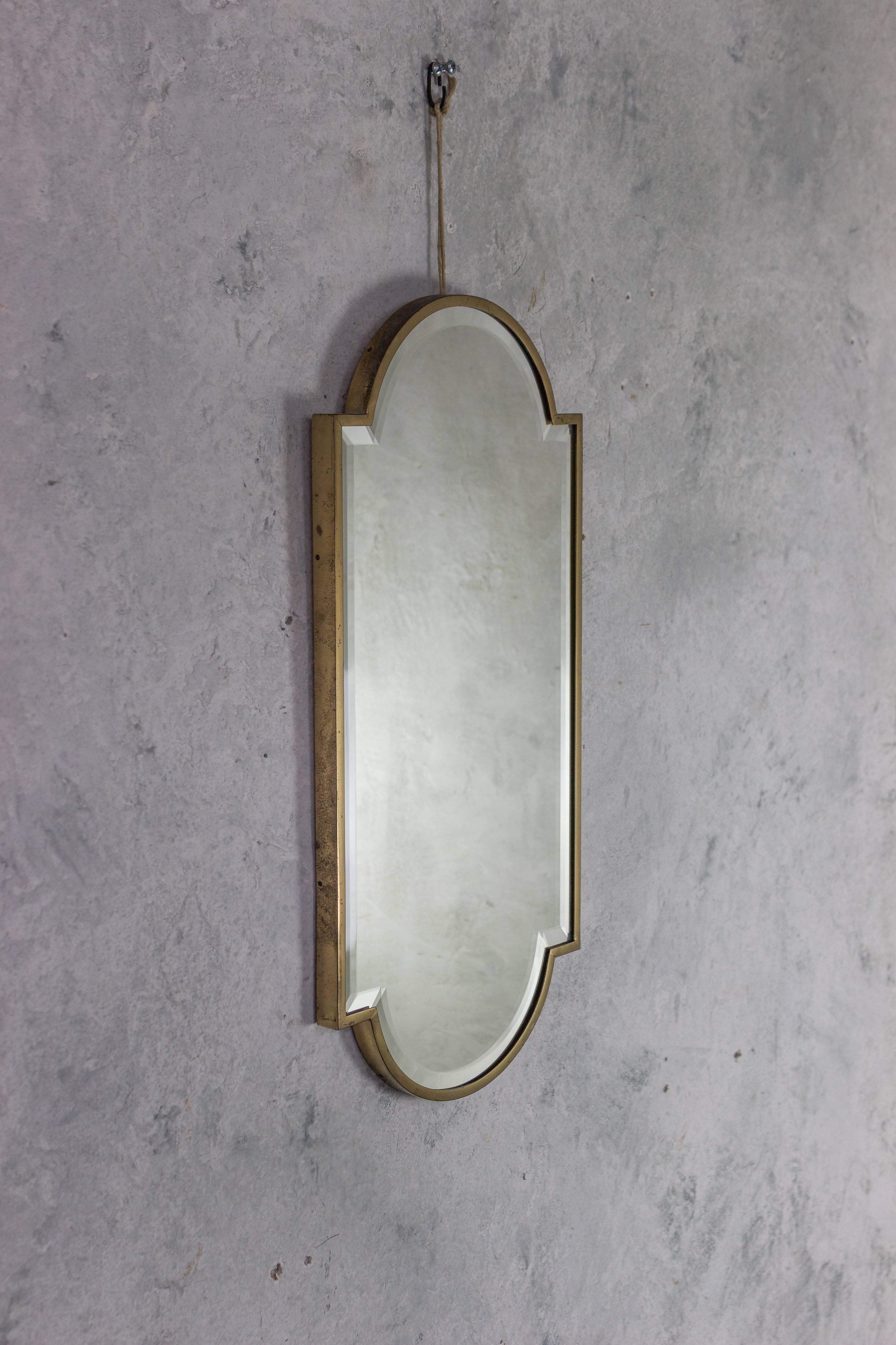 Small quatrefoil shaped Mid-Century Modern Italian mirror, the mirror has a bevelled detail and a nice brass frame. Measures: 28 H x 13.5 W.