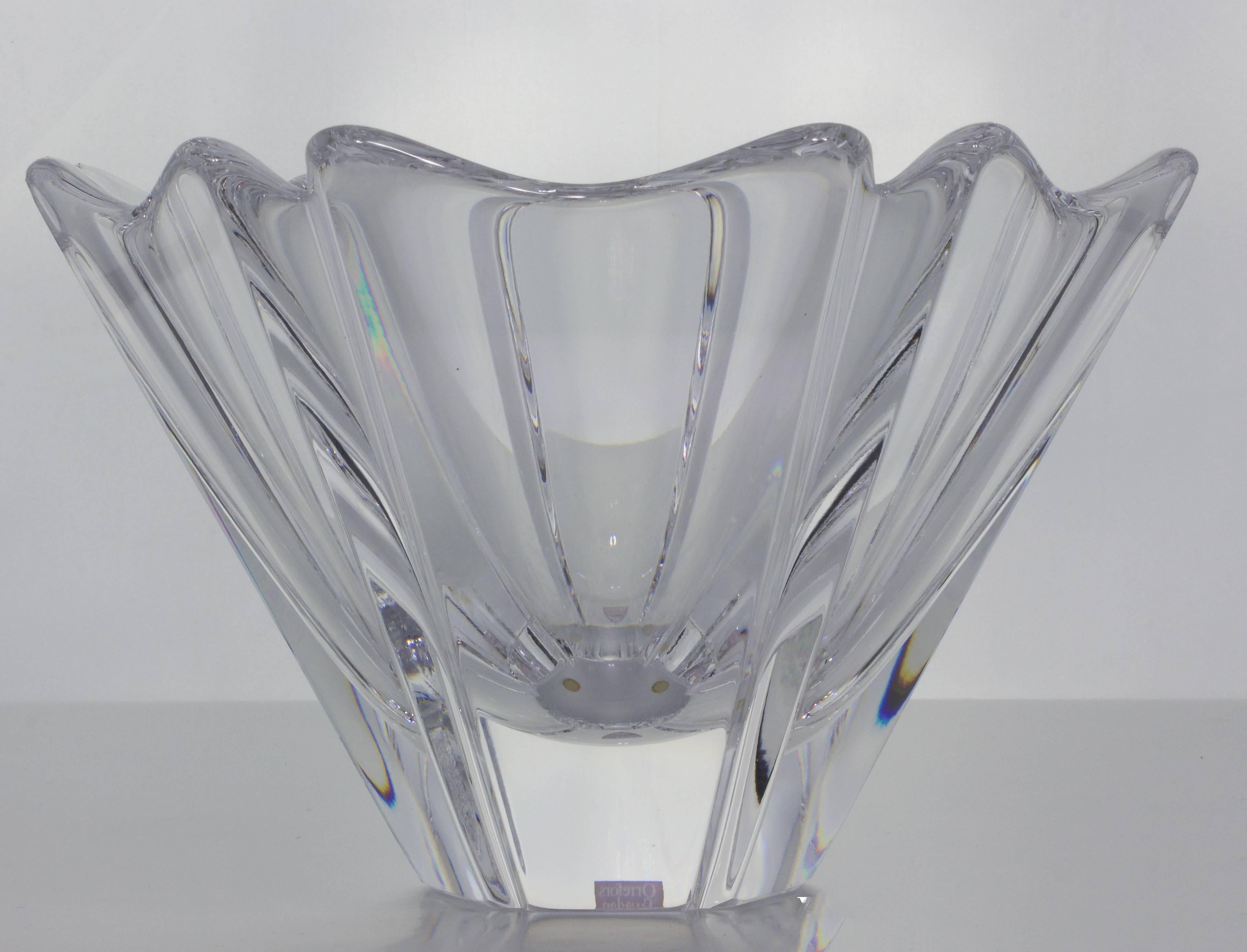 The elegant Swedish crystal petal bowl with six sides designed by Lars Hellsten for Orrefor is a stunning piece of art. The bowl is designed with exquisite attention to detail, with a unique six-sided shape that adds to its beauty. The bowl was made