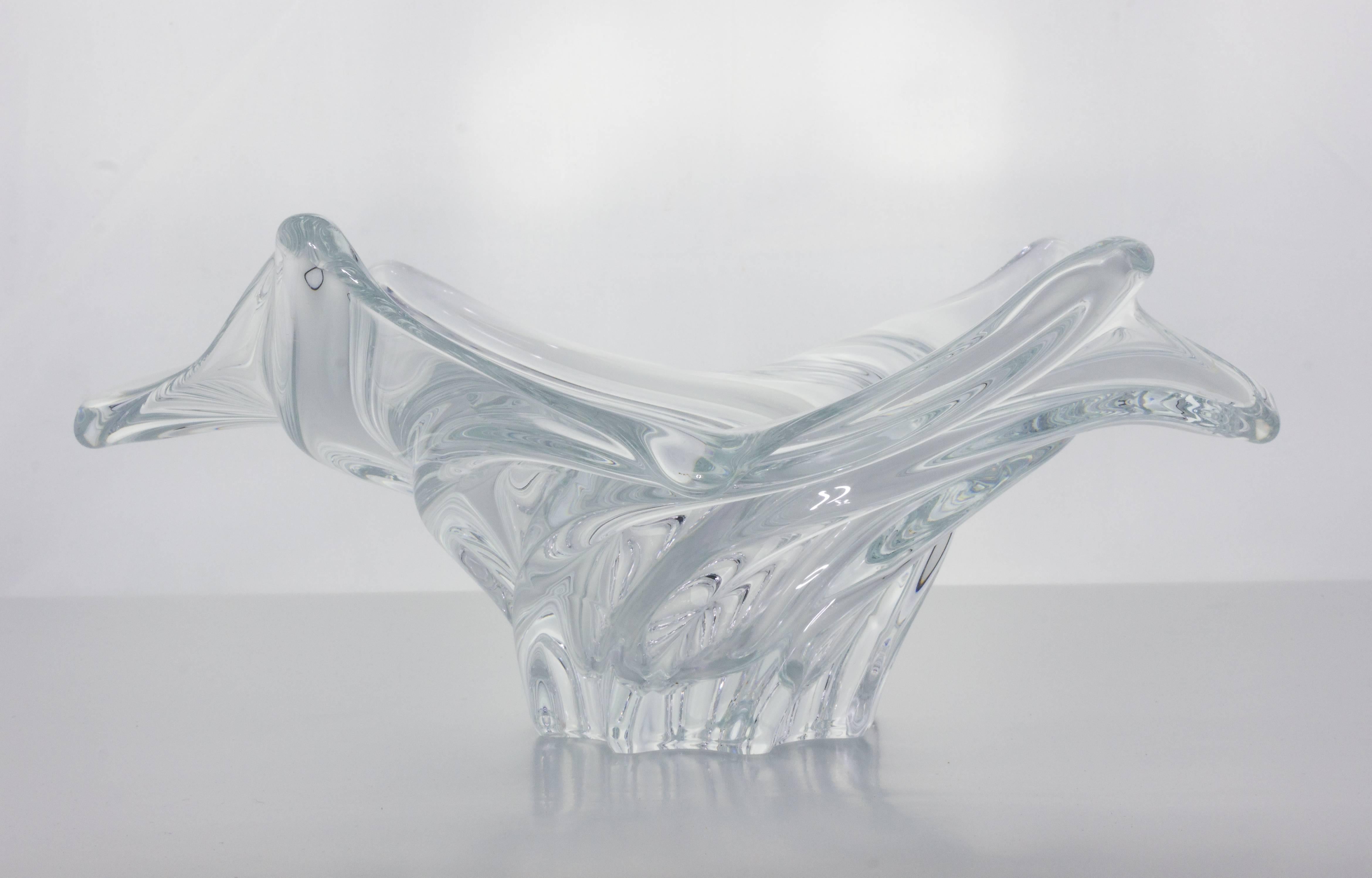 French Vannes 1950s crystal bowl in a swirled rib design with six ribbed points.