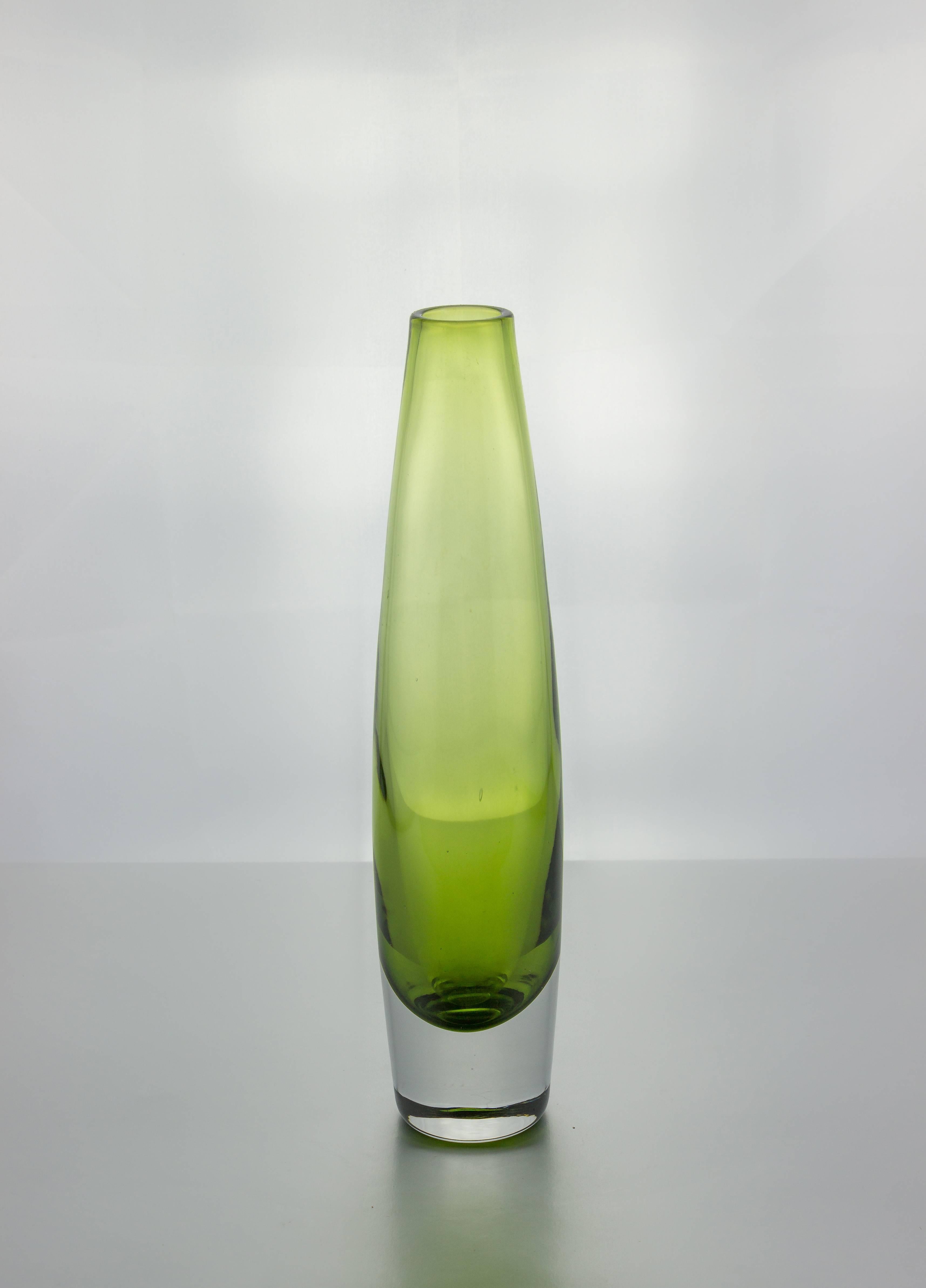 Modern Light Green Crystal Bud Vase In Excellent Condition In Buchanan, NY