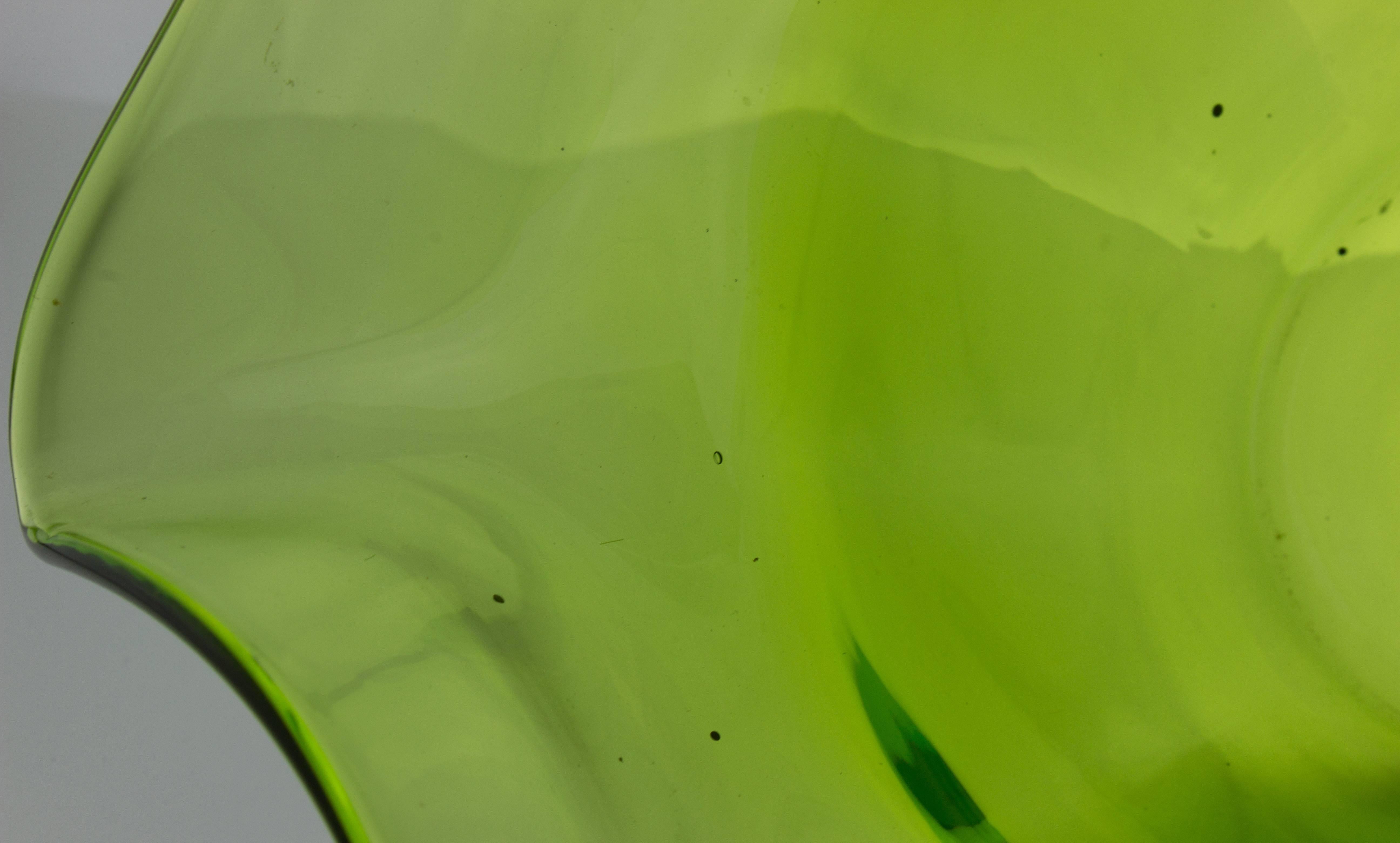 Grüne geriffelte Obstschale von Blenko aus der Mitte des Jahrhunderts (Glaskunst) im Angebot