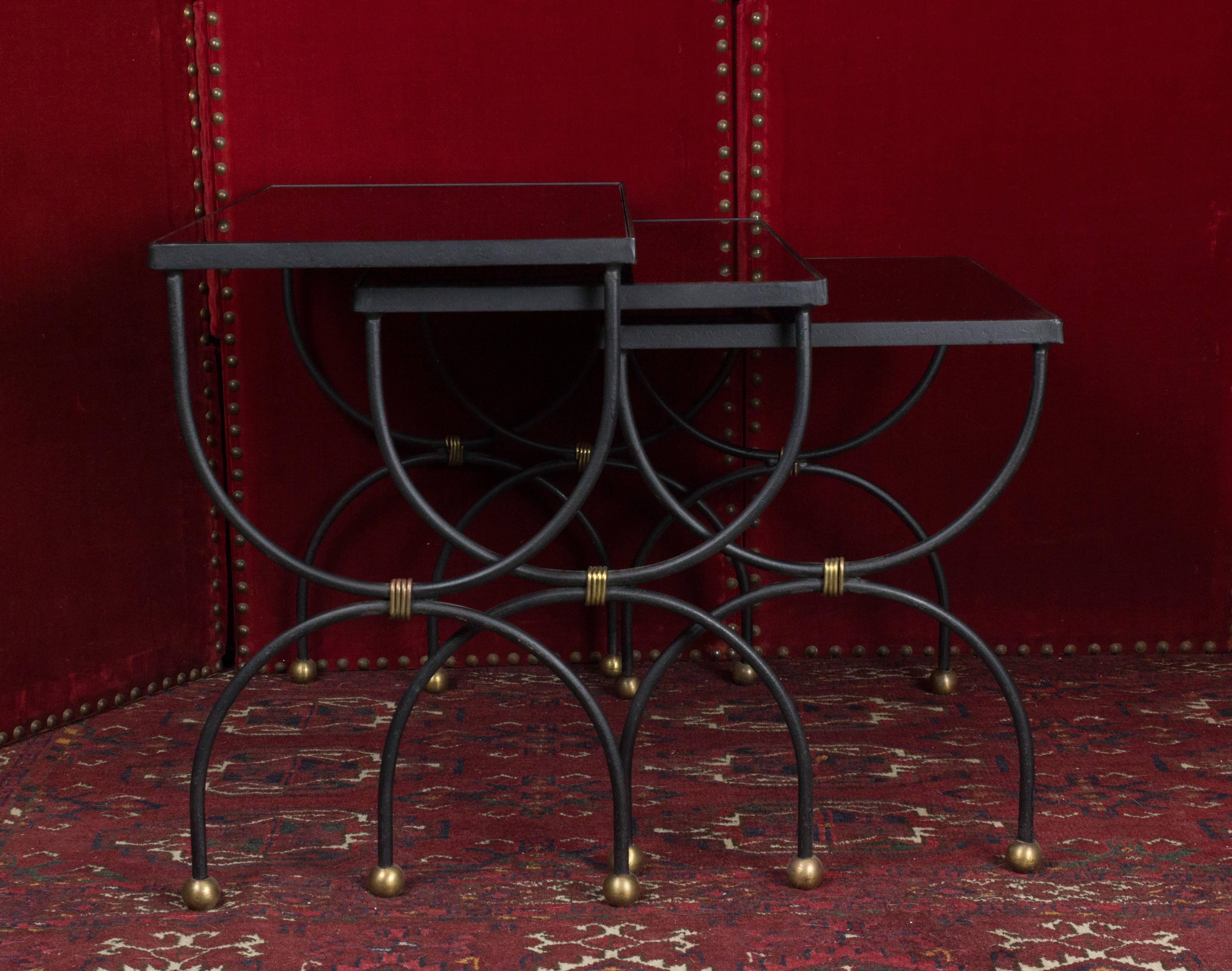 Ensemble de trois tables gigognes françaises des années 1950 avec un nouveau verre noir et des accents en laiton poli.

Dimensions supplémentaires :

H 43,18 cm x L 57,15 cm x P 30,48 cm
H 40,64 cm x L 48,26 cm x P 30,48 cm
H 38,1 cm x L 40,64