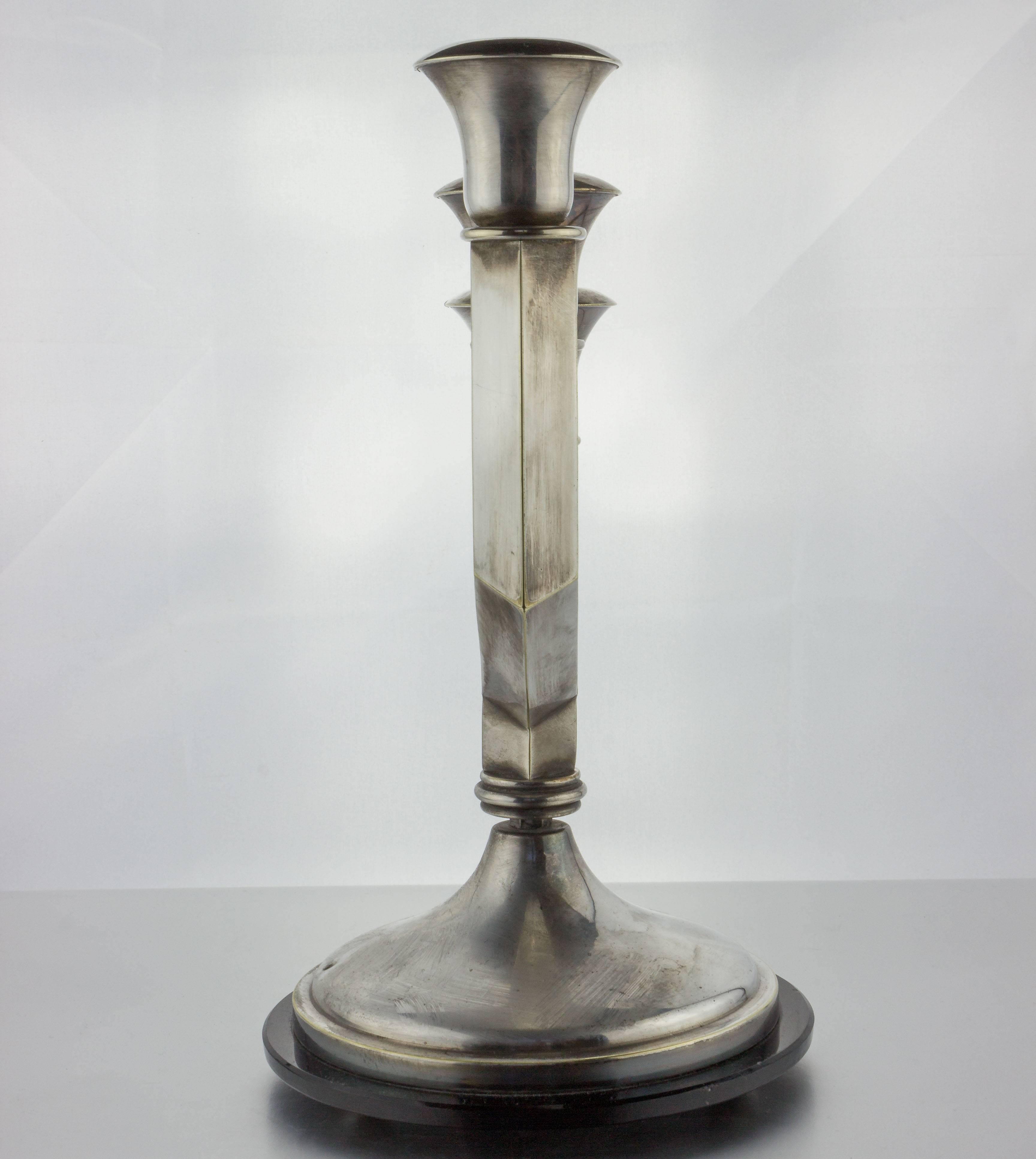20ième siècle Paire de candélabres à trois bras en métal argenté Art Déco français en vente