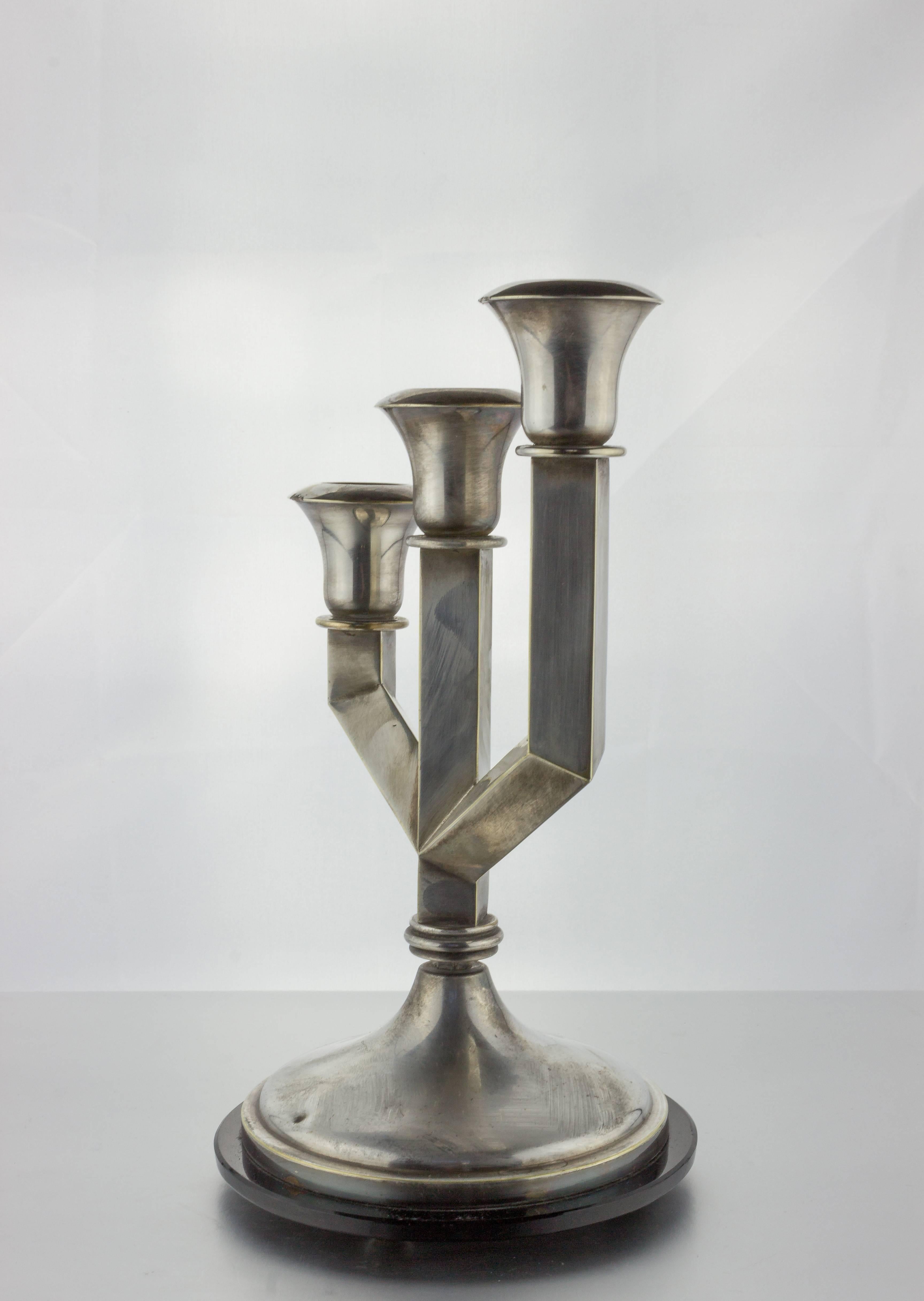 Plaqué argent Paire de candélabres à trois bras en métal argenté Art Déco français en vente