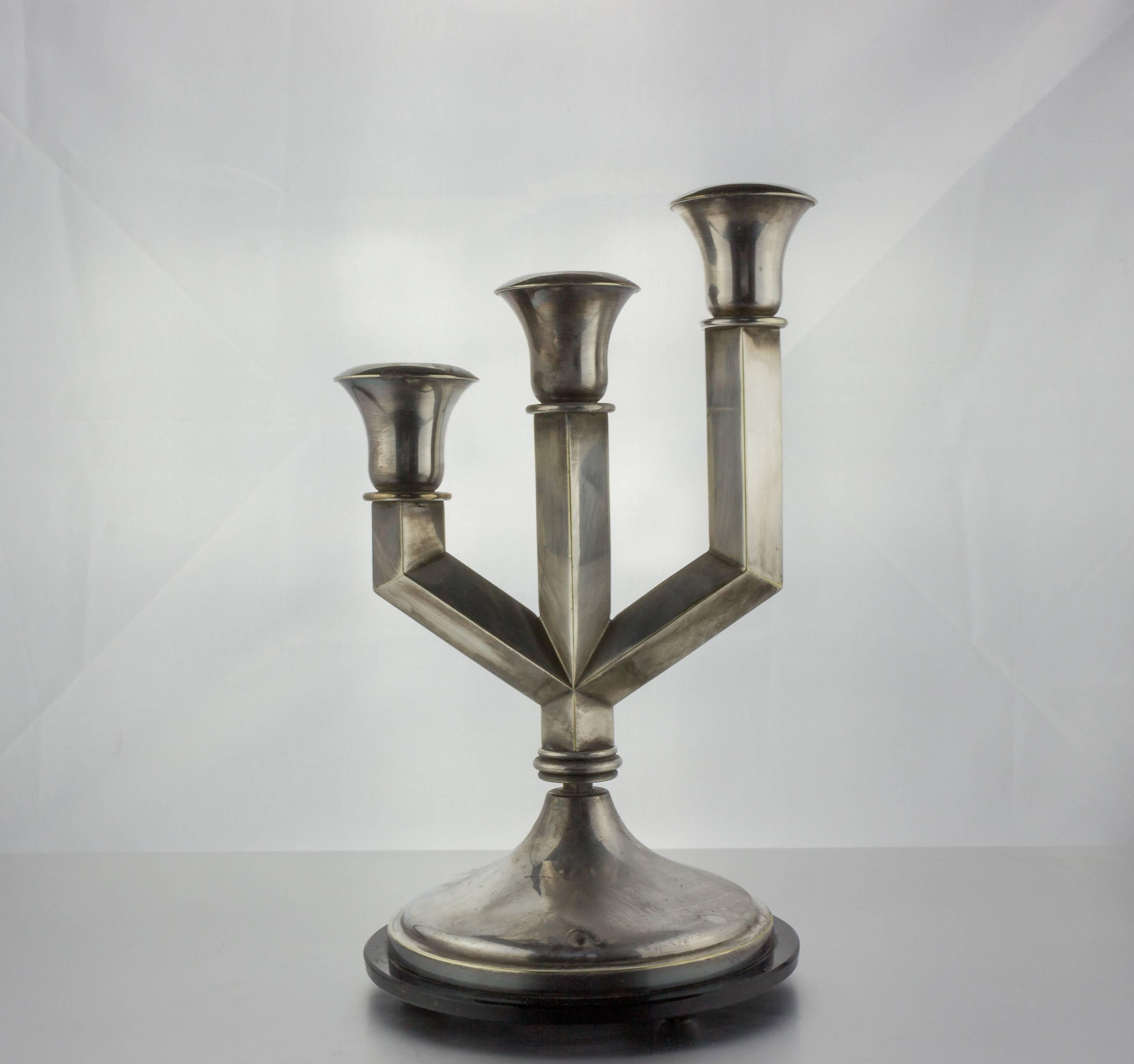 Paire de candélabres à trois bras en métal argenté Art Déco français en vente 1