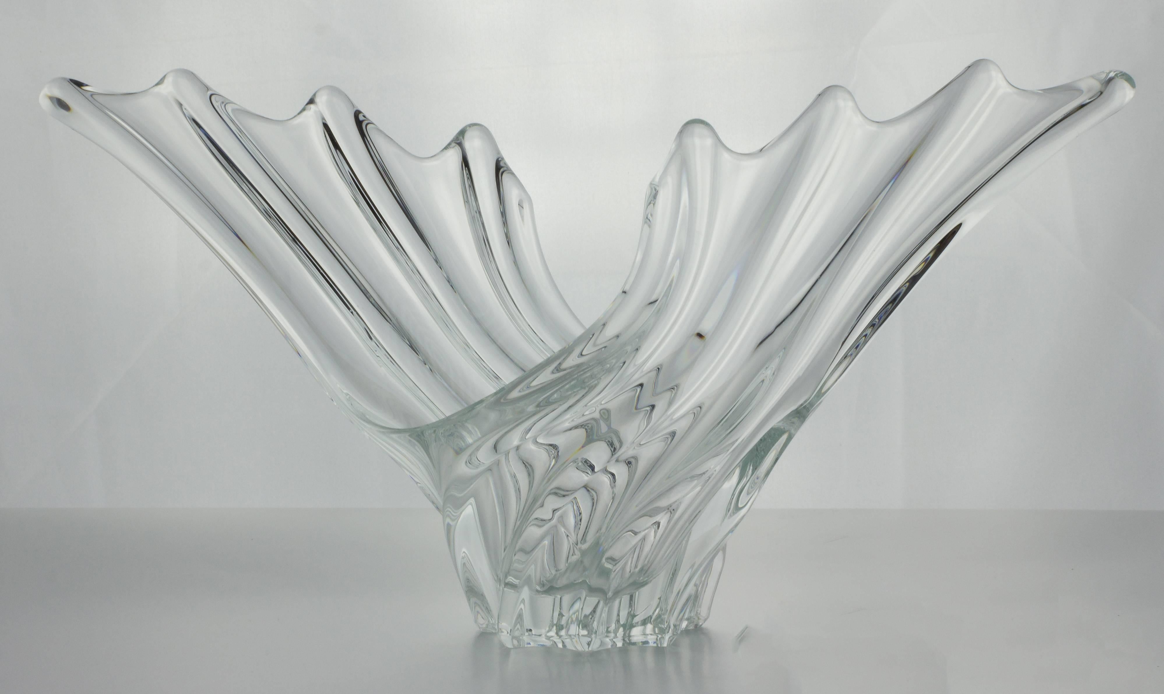 Decorative crystal bowl in a swirl wing design by Vannes. French, 1950s. Very good vintage condition.

Ref #: H1115-16

Dimensions: 7