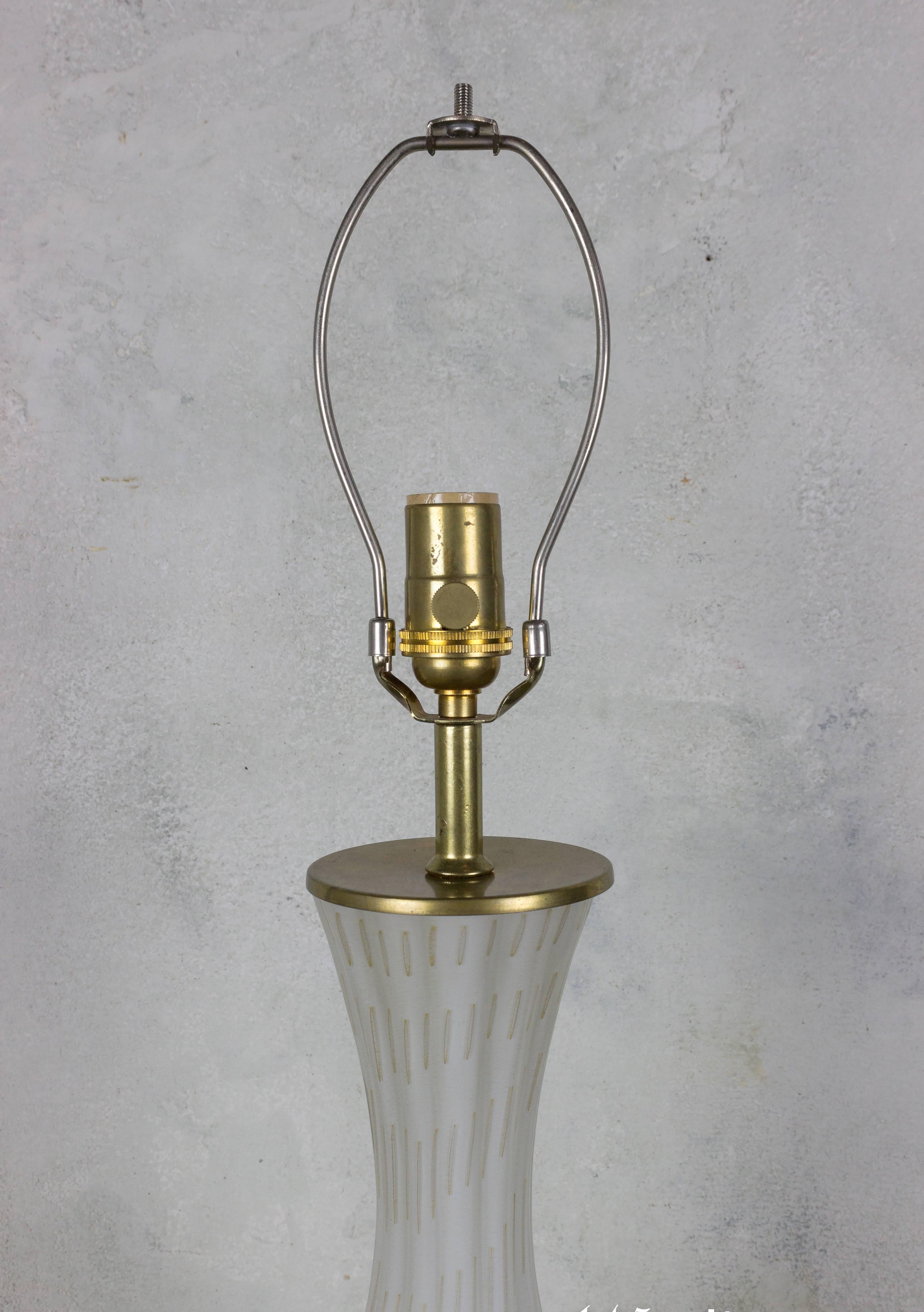 Mid-Century Modern Lampe italienne des années 1940 en verre de Murano blanc avec inclusions d'or et base en laiton en vente