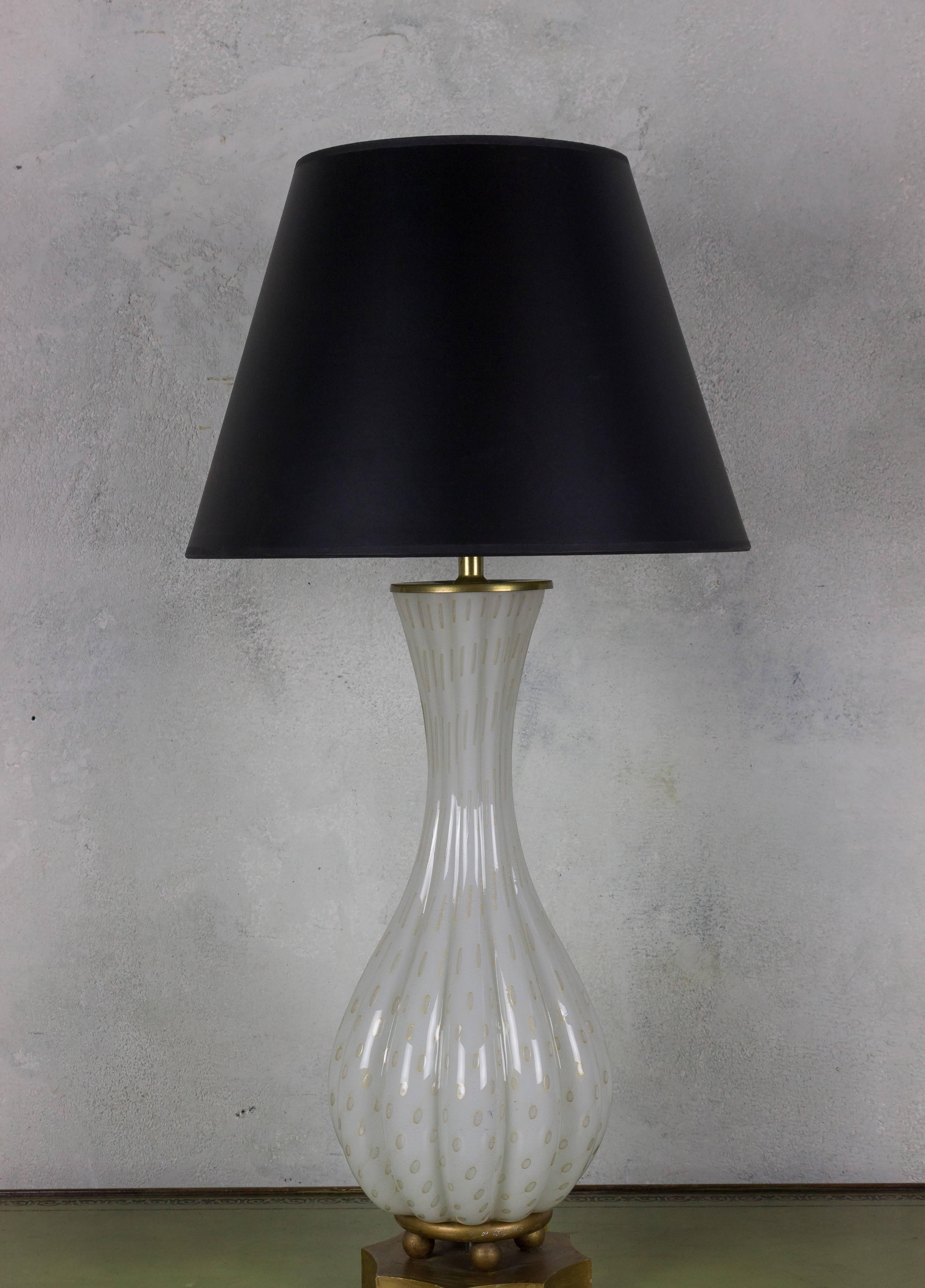 Mid-20th Century Italian 1940s White Murano Glass Lamp with Gold Inclusions and Brass Base For Sale