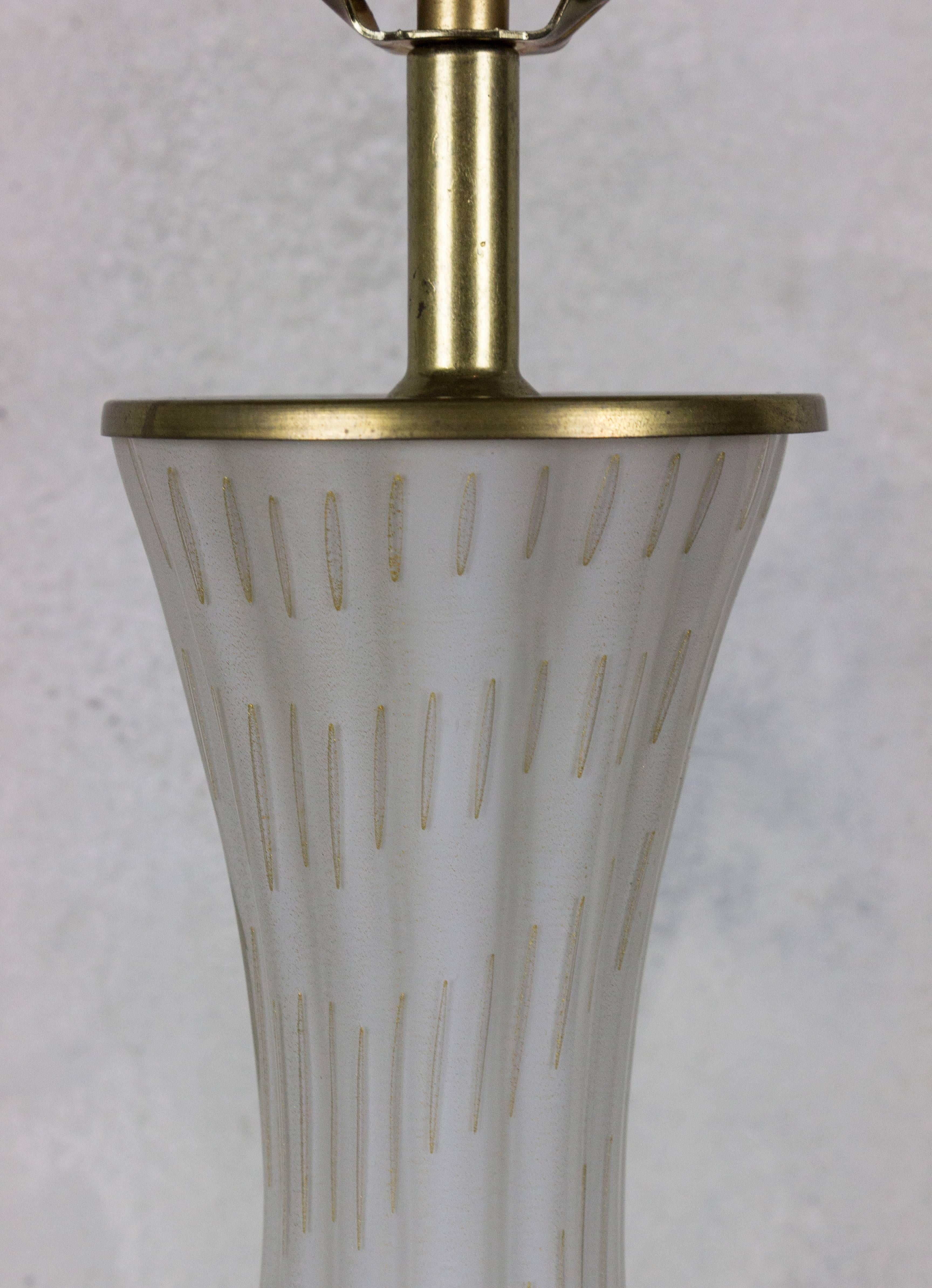Lampe italienne des années 1940 en verre de Murano blanc avec inclusions d'or et base en laiton Bon état - En vente à Buchanan, NY