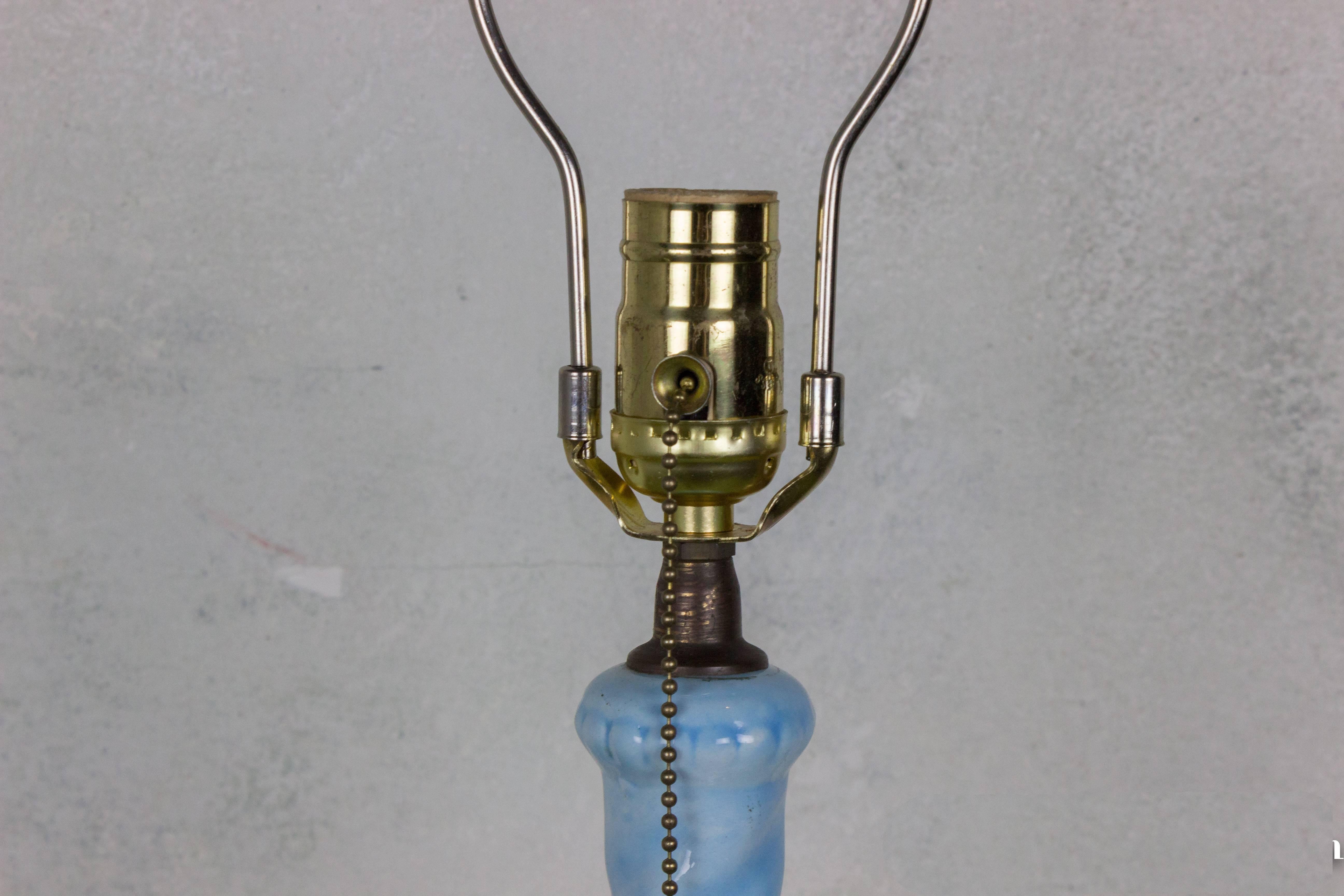 Europäische veilchenblaue Keramik-Tischlampe mit Giltwood-Sockel (Mitte des 20. Jahrhunderts) im Angebot