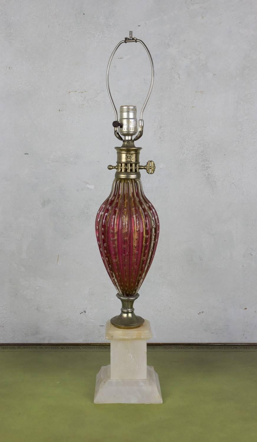 Lampe de bureau italienne de Murano rouge et or du milieu du siècle dernier en vente 2