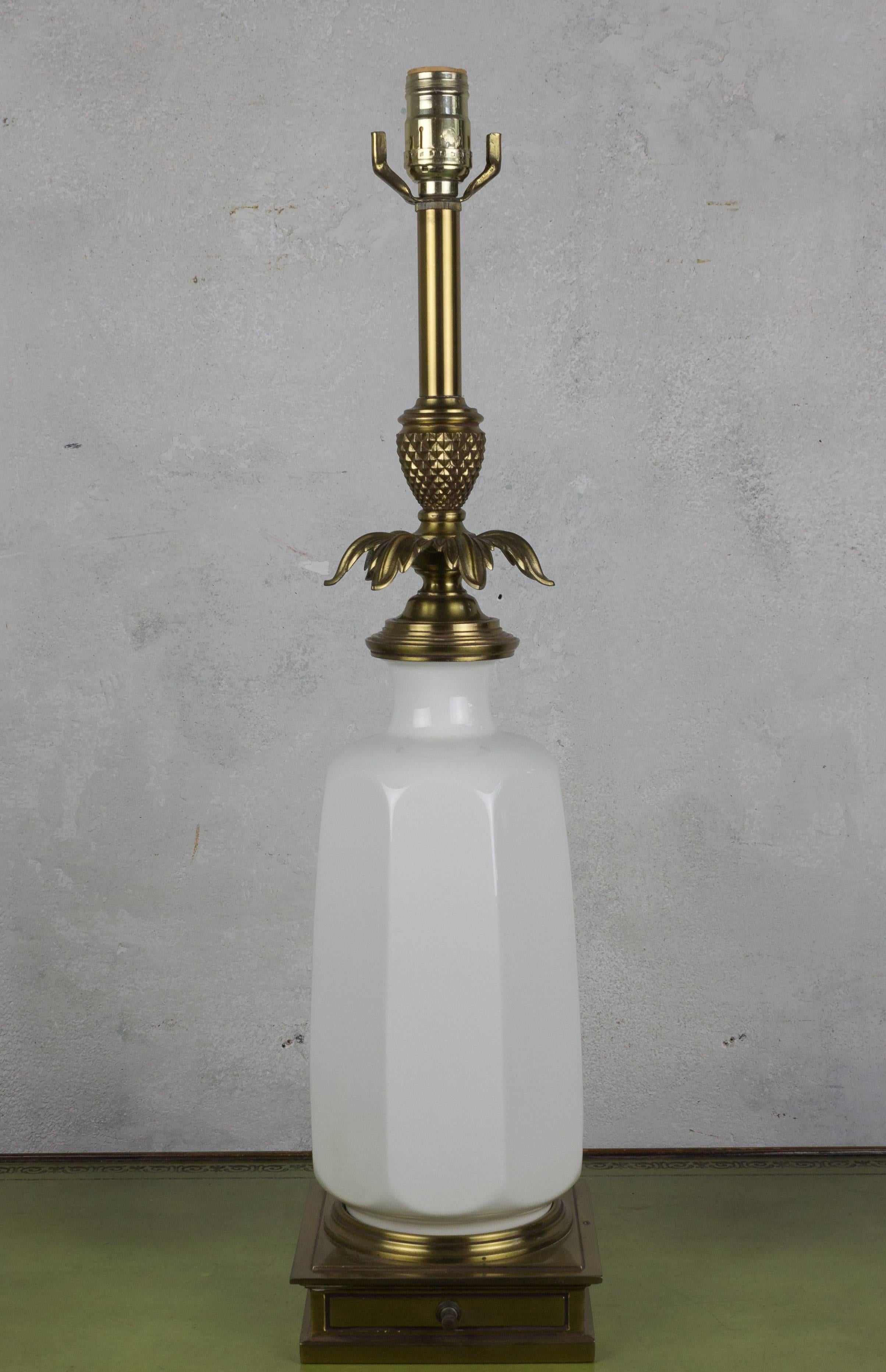 Stiffel-Tischlampe aus weißem Porzellan und Messing, Mitte des Jahrhunderts im Angebot 1