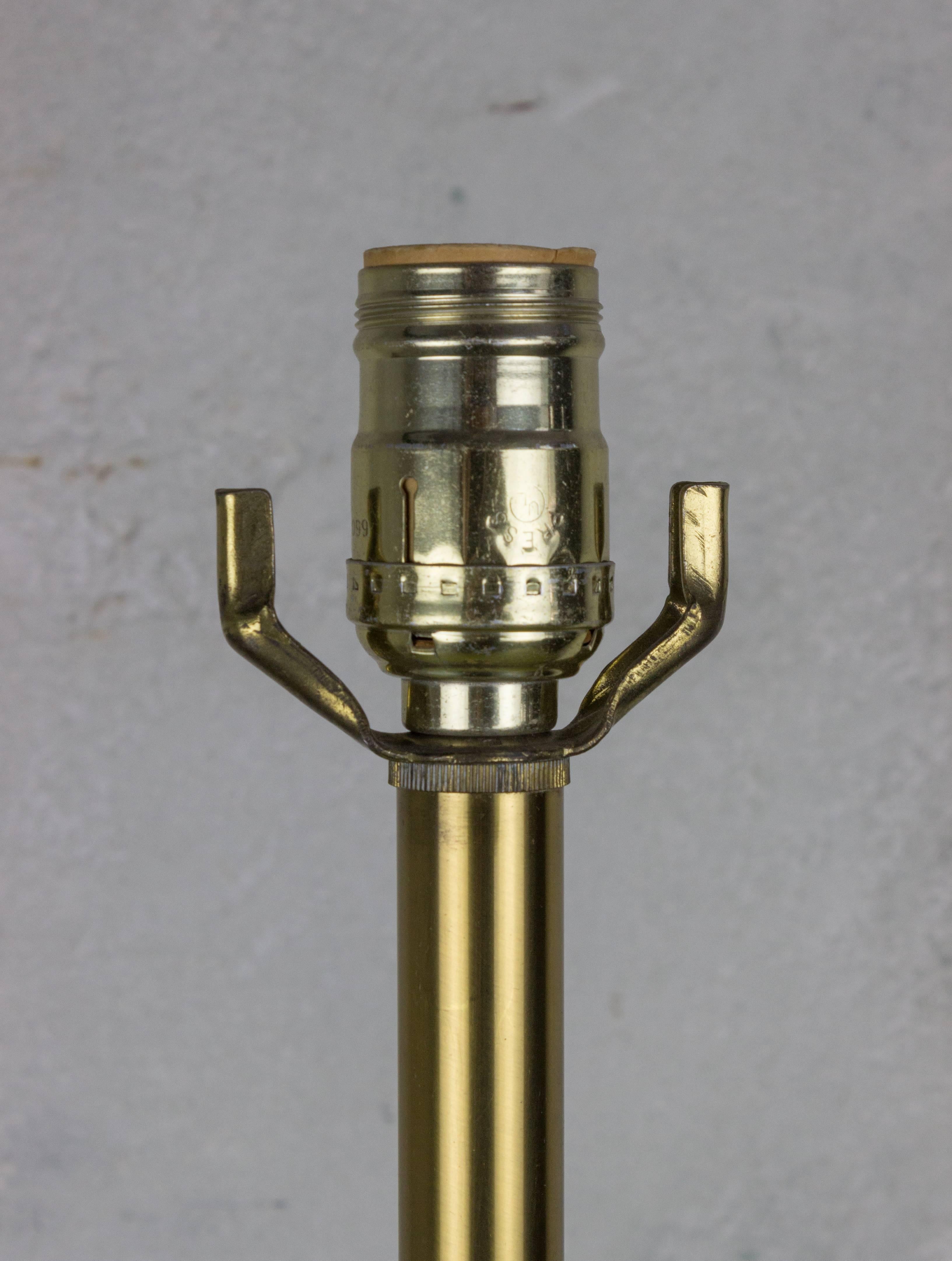 Stiffel-Tischlampe aus weißem Porzellan und Messing, Mitte des Jahrhunderts im Angebot 2