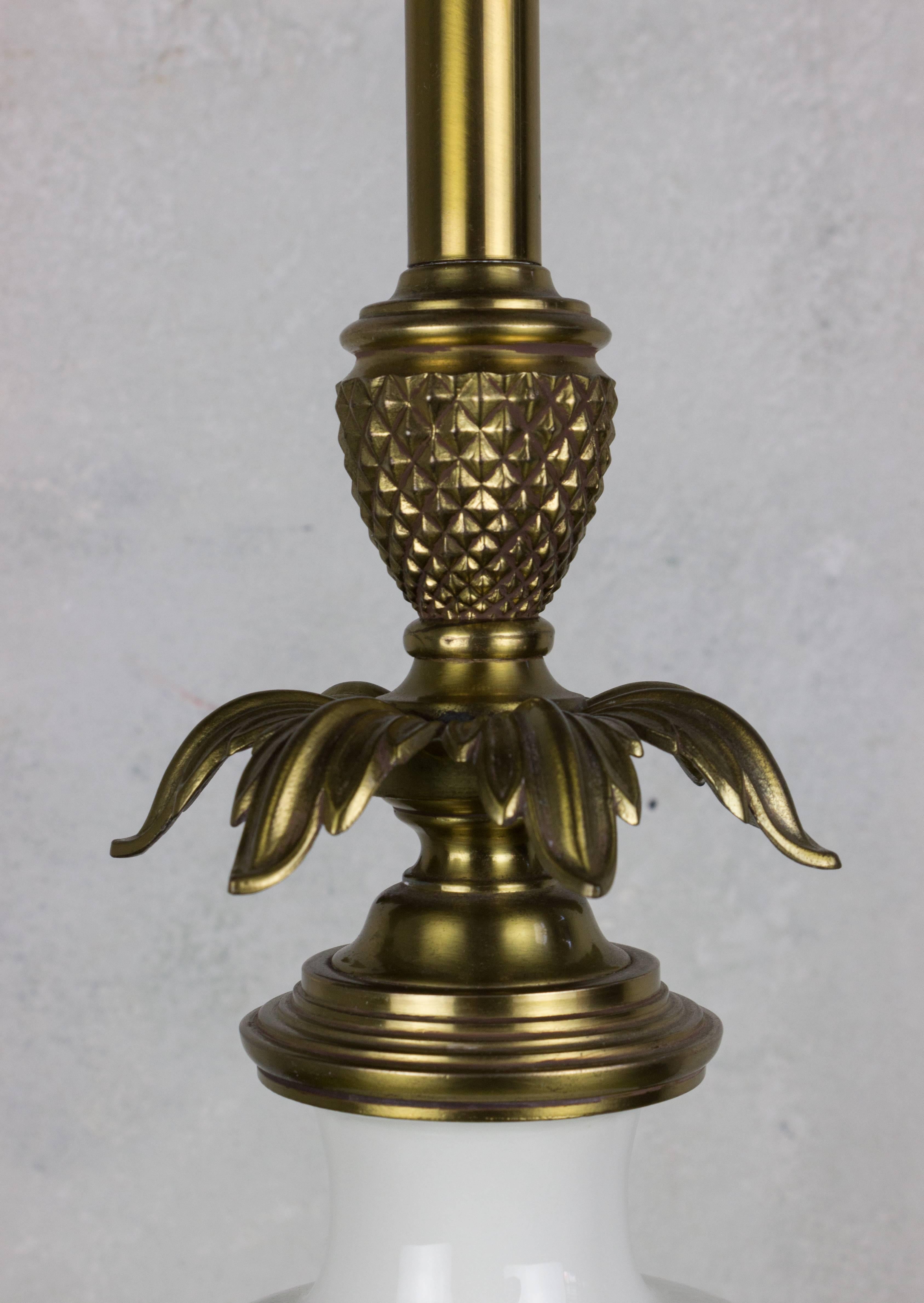 Stiffel-Tischlampe aus weißem Porzellan und Messing, Mitte des Jahrhunderts (amerikanisch) im Angebot