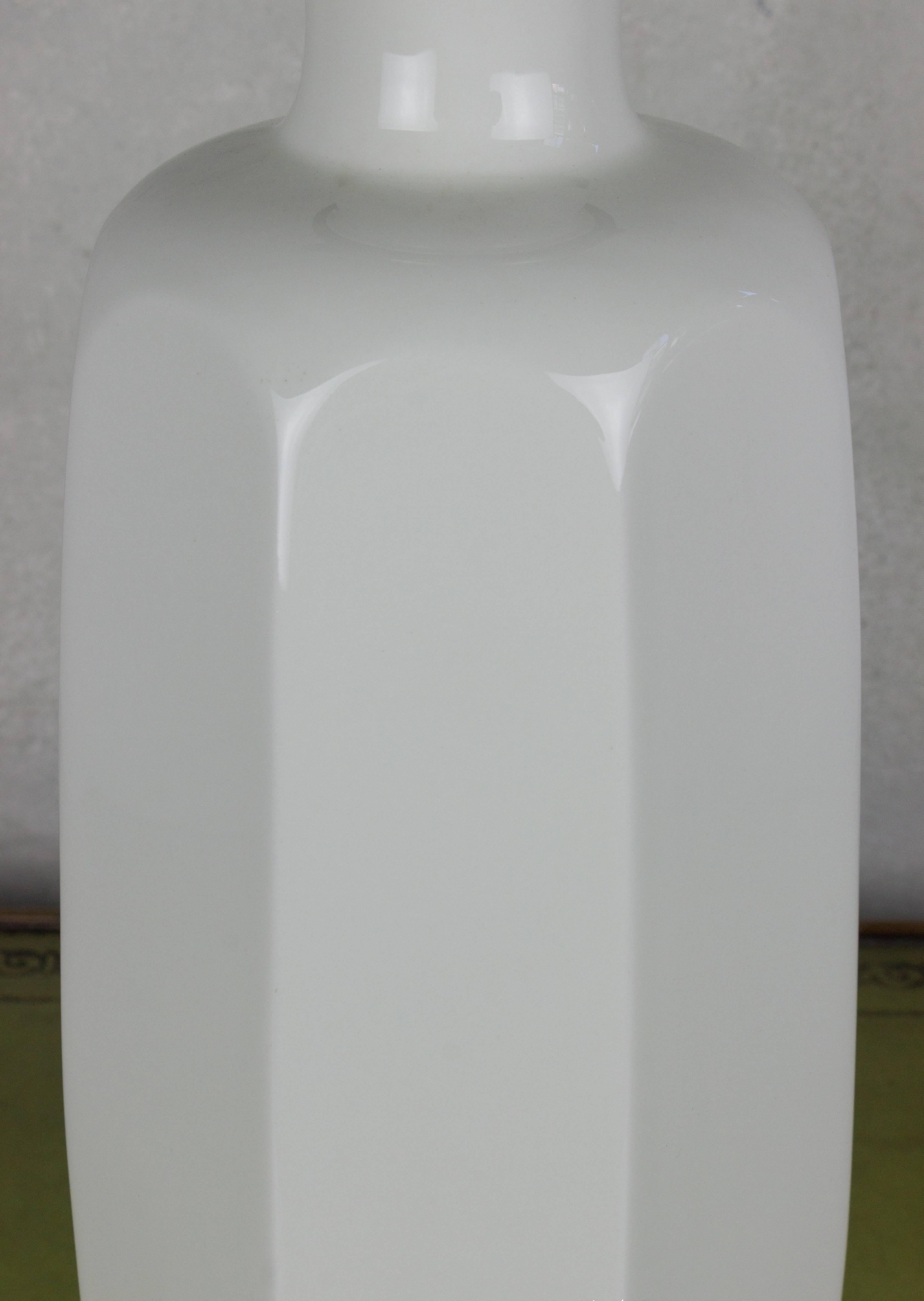 Stiffel Lampe de table du milieu du siècle en porcelaine blanche et laiton Bon état - En vente à Buchanan, NY