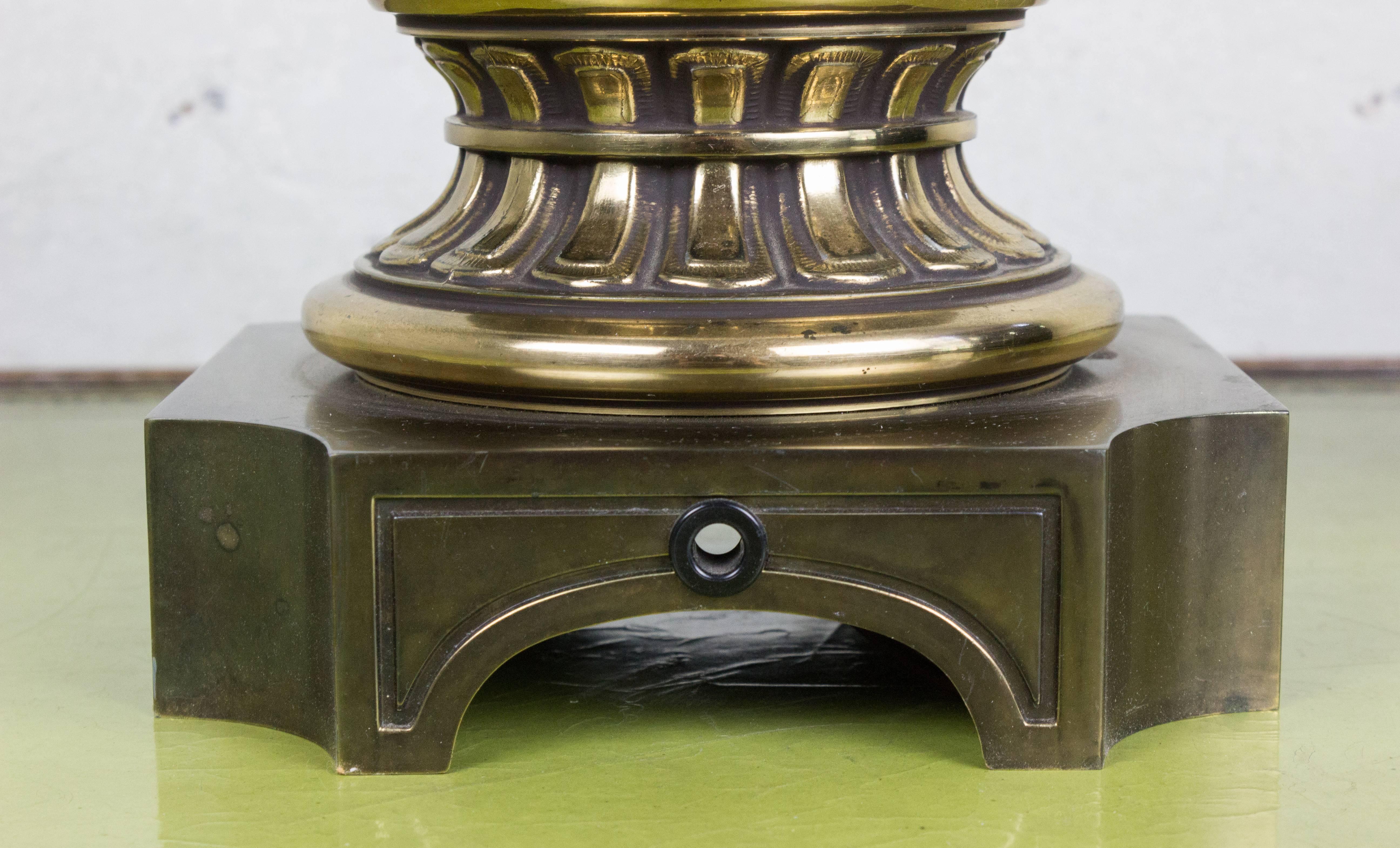 Amerikanische Mid-Century-Tischlampe aus Messing mit Straußeneier aus Keramik im Angebot 2