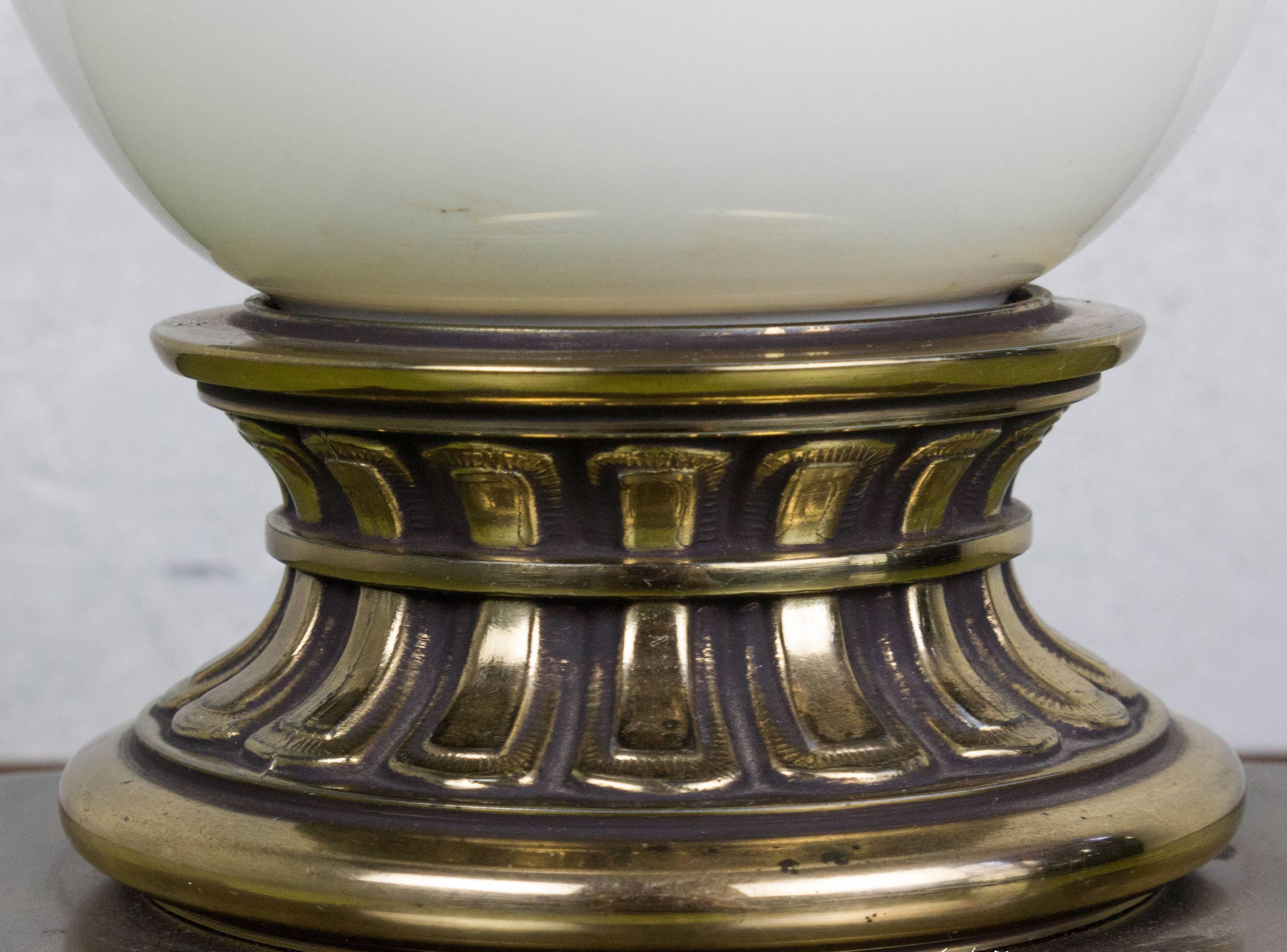 Laiton Lampe de table américaine du milieu du siècle en laiton avec œuf d'autruche en céramique en vente
