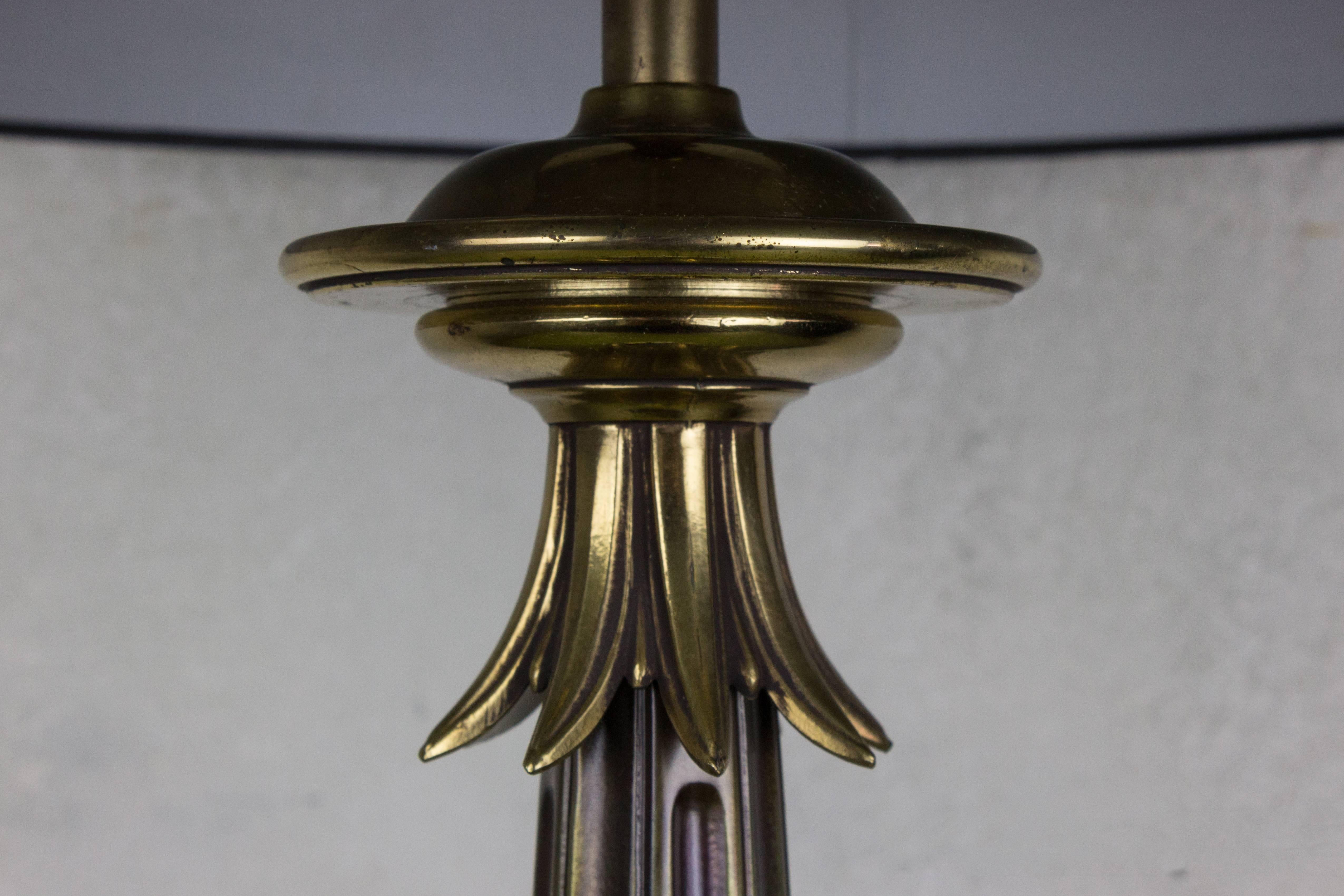 Amerikanische Mid-Century-Tischlampe aus Messing mit Straußeneier aus Keramik (Moderne der Mitte des Jahrhunderts) im Angebot