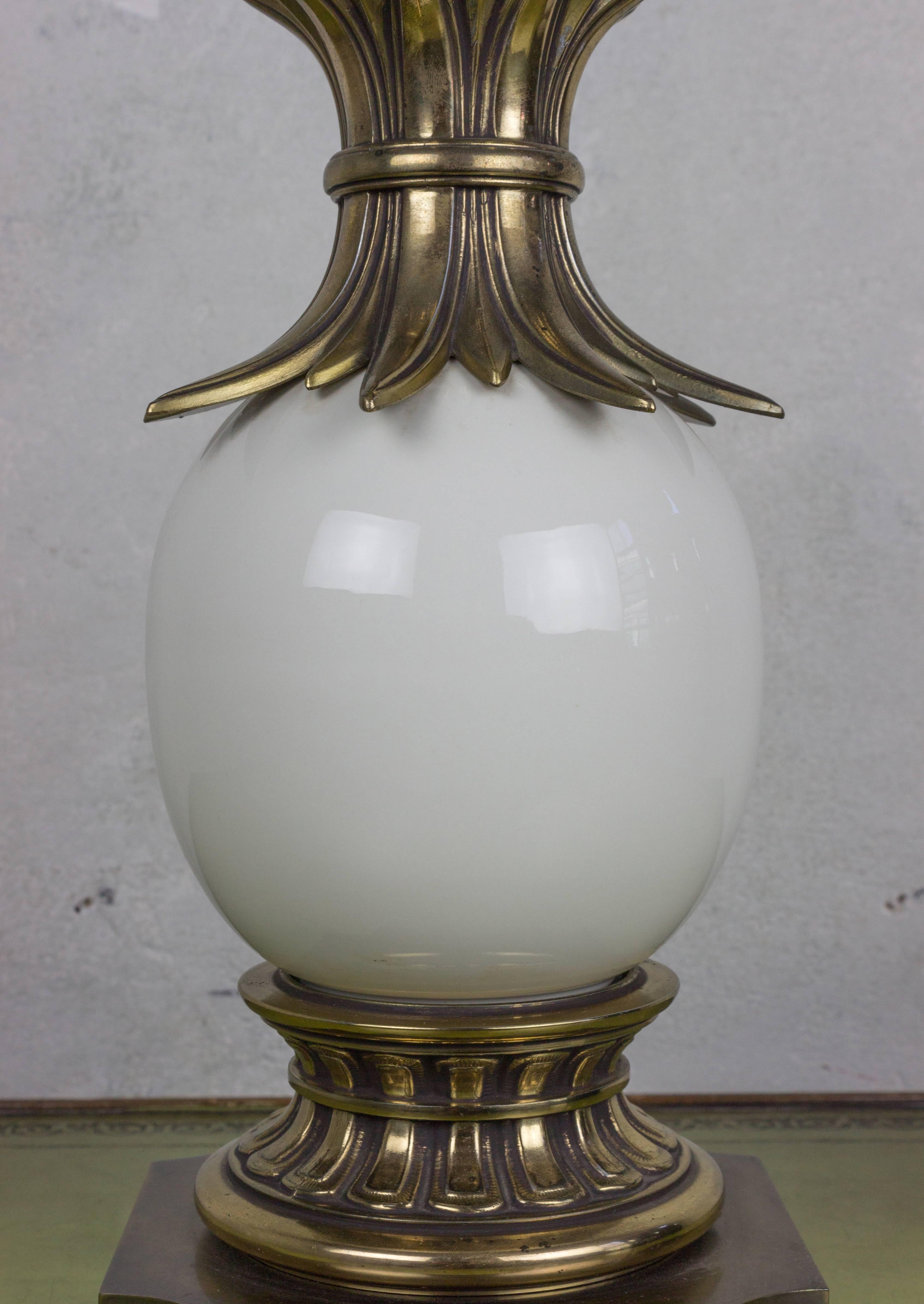 Amerikanische Mid-Century-Tischlampe aus Messing mit Straußeneier aus Keramik (Mitte des 20. Jahrhunderts) im Angebot