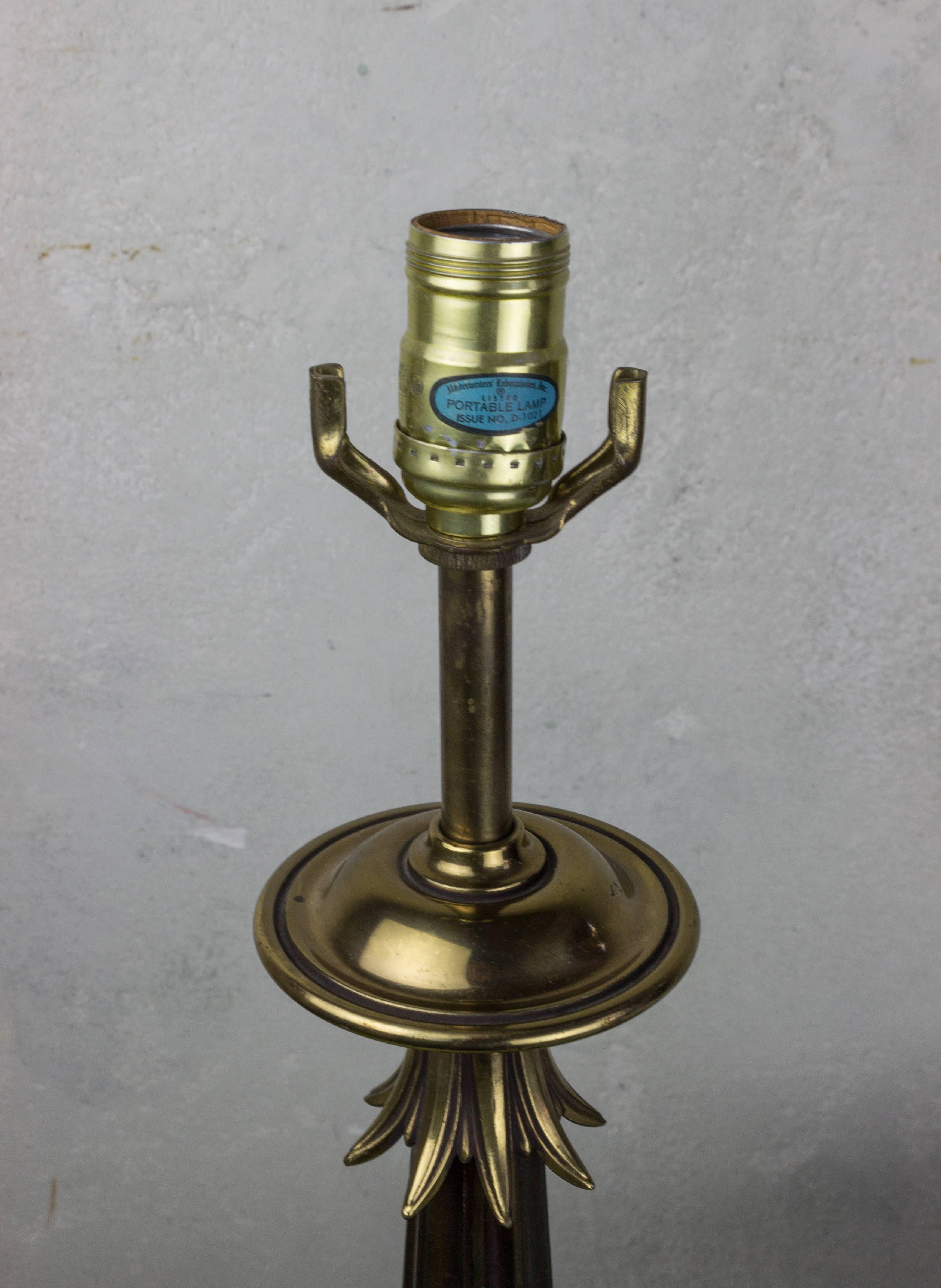 Amerikanische Mid-Century-Tischlampe aus Messing mit Straußeneier aus Keramik im Angebot 3