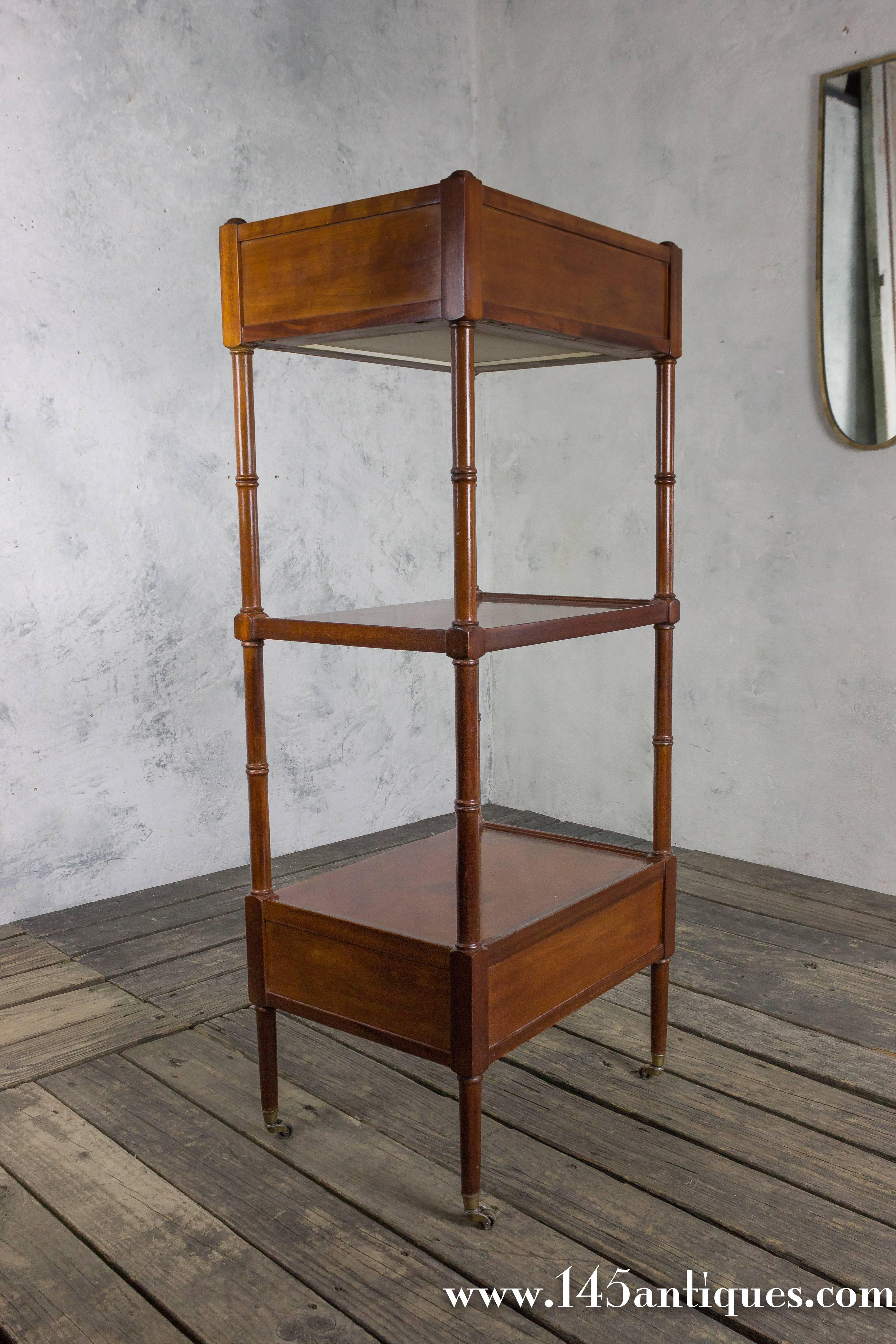 American 1940s Three-Tiered Mahogany Etagere For Sale 5