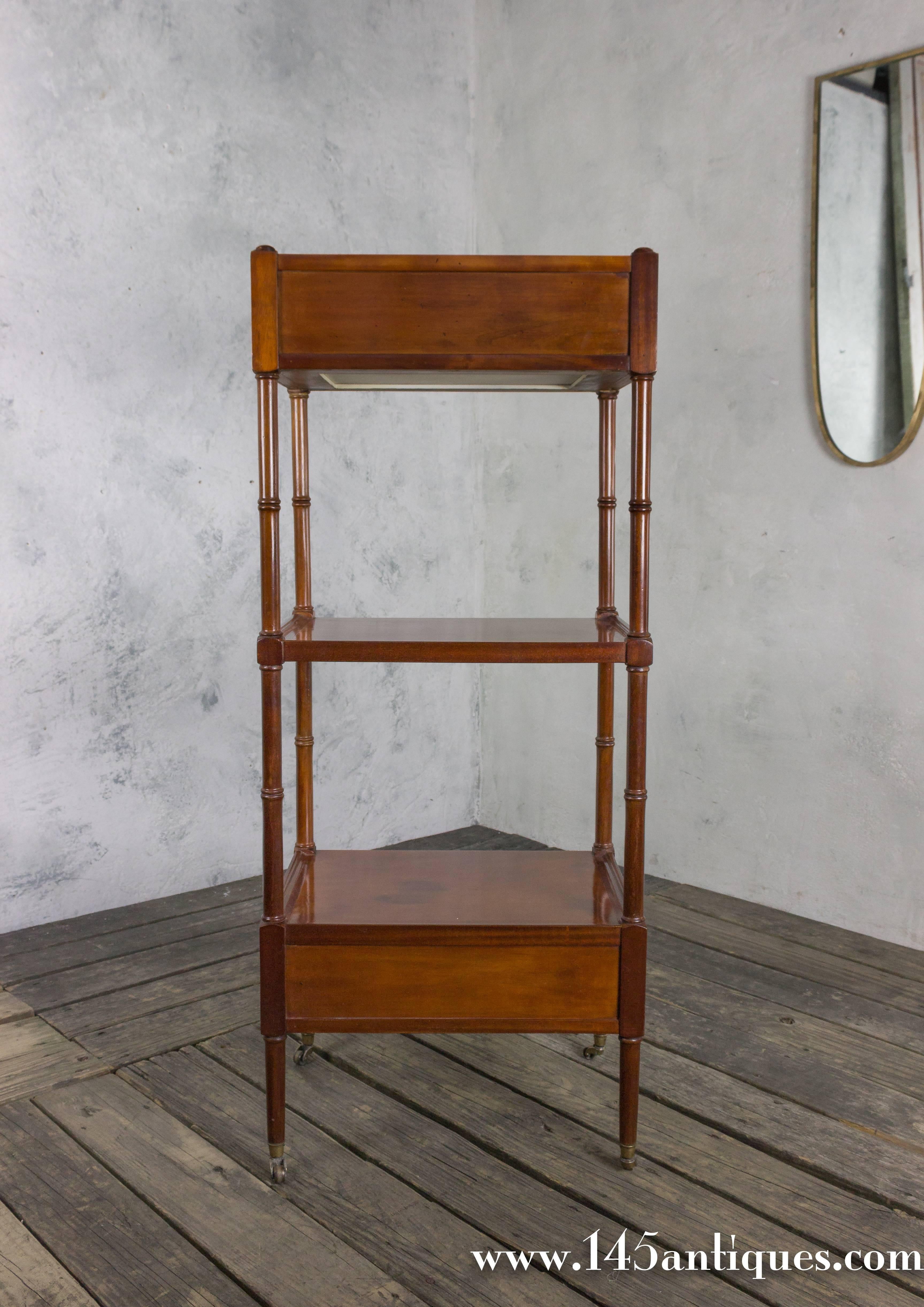 American 1940s Three-Tiered Mahogany Etagere In Good Condition For Sale In Buchanan, NY