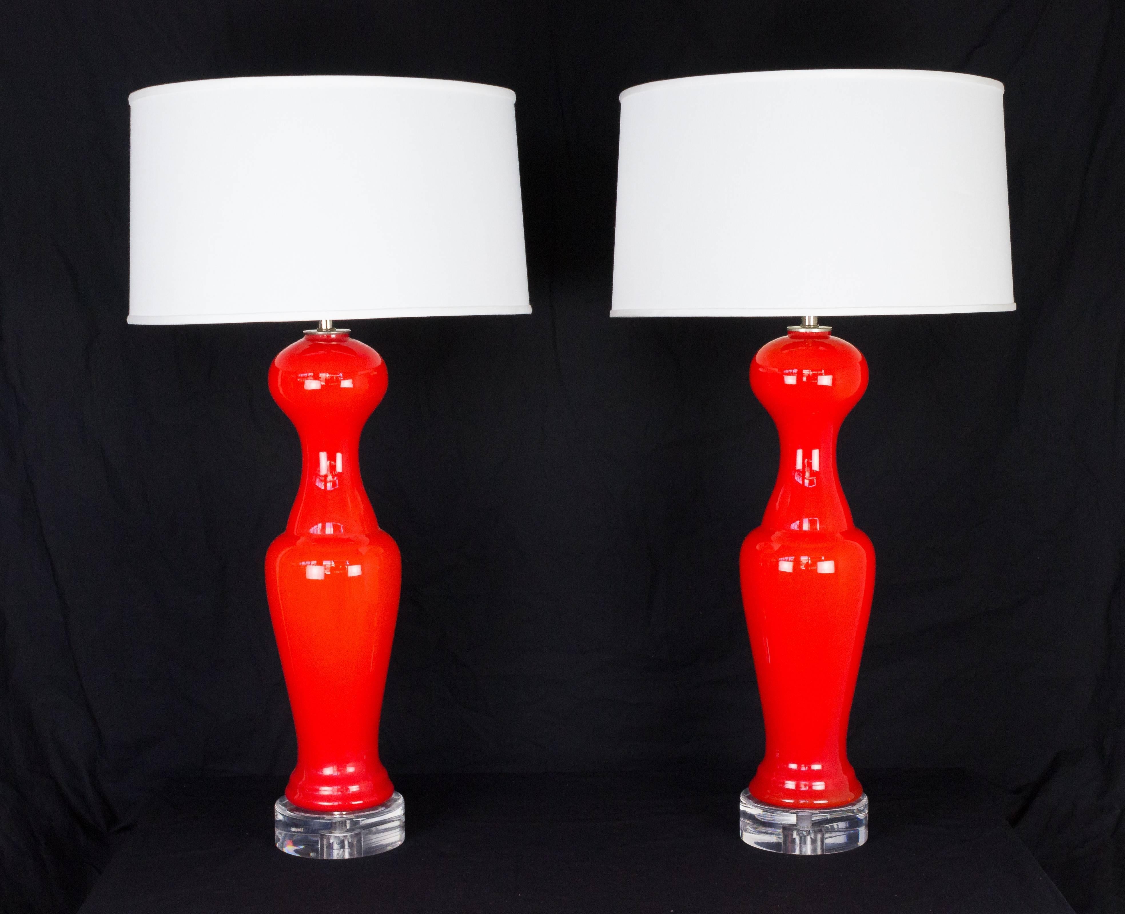 Paar Murano-Lampen aus mandarinenfarbenem Opalglas (Italienisch) im Angebot