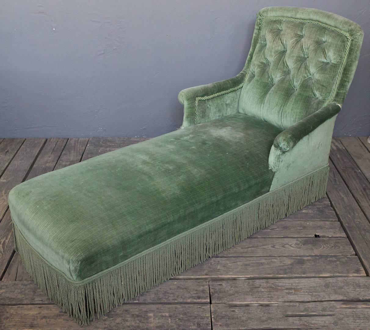 French  Napoleon III Light Green Tufted Back Chaise Longue In Good Condition In Buchanan, NY