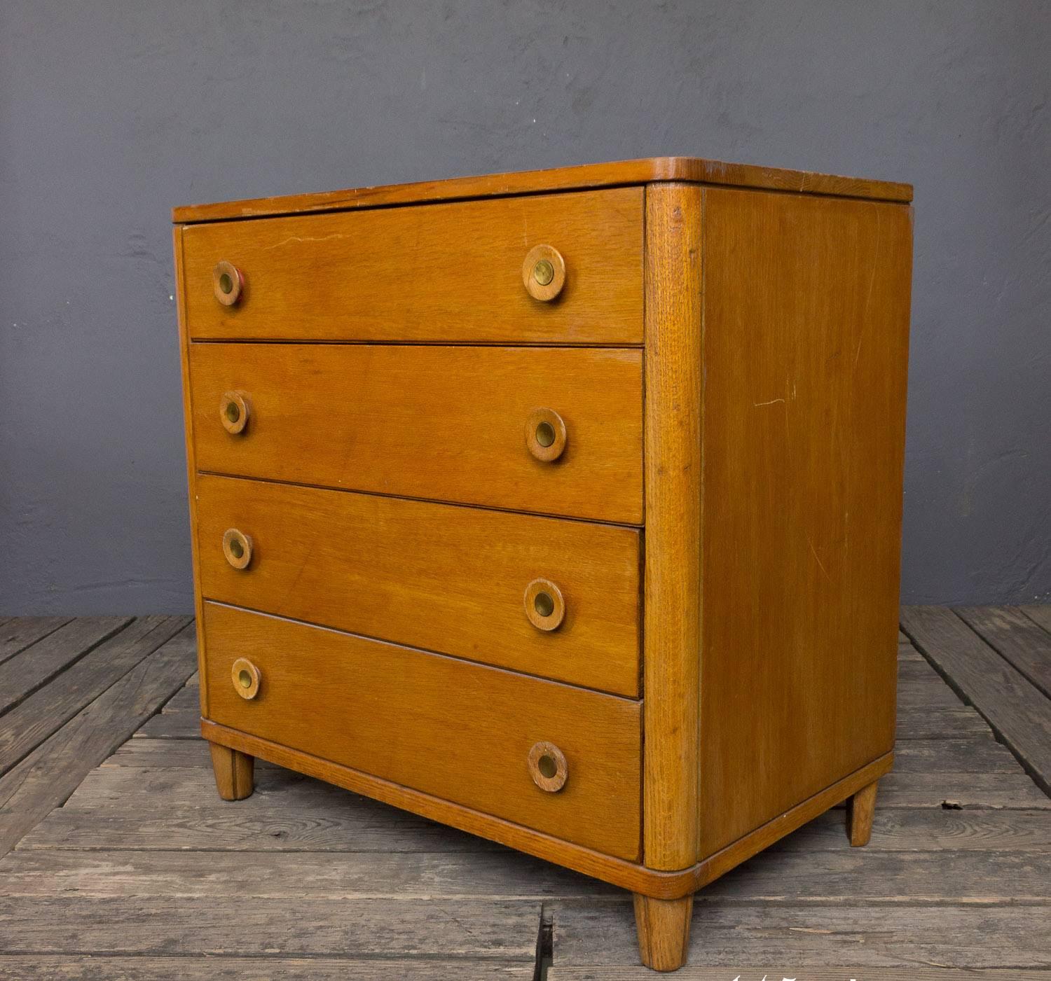 American 1940s oak cheese of drawers with original hardware. This piece is very well made, but is need of a polishing.