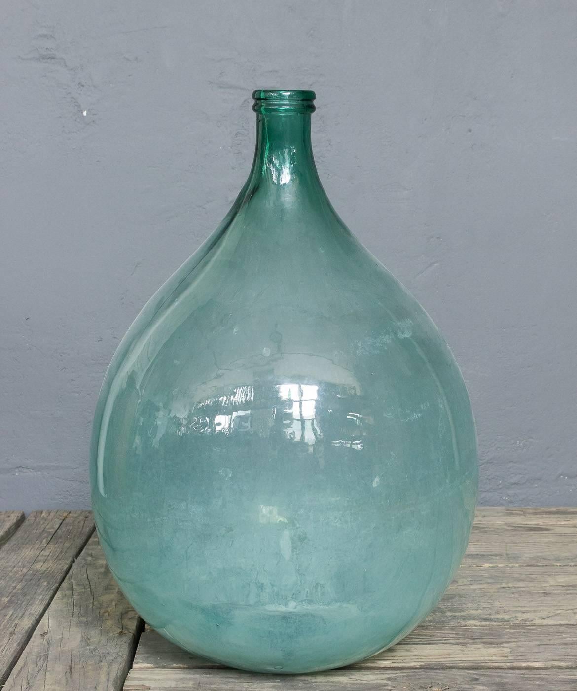 Un pichet ou une bouteille de vin français surdimensionné:: conçu à l'origine pour le transport du vin. Le verre soufflé à la main a une belle couleur bleu-vert et les imperfections du verre mettent en évidence sa vocation purement utilitaire.