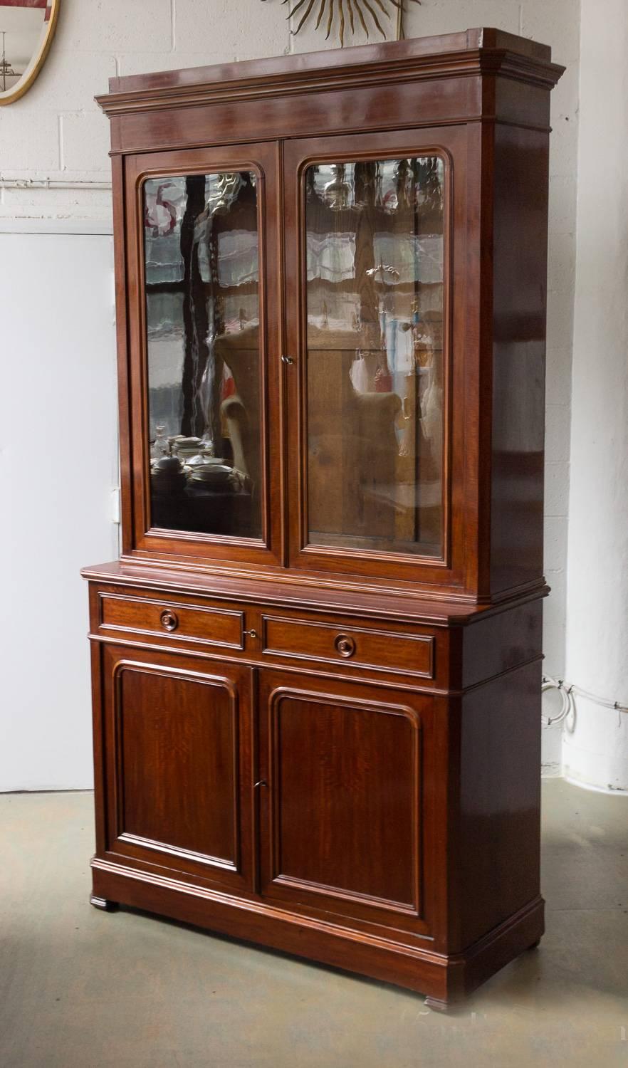 French 19th Century Two-Part Mahogany Bookcase In Excellent Condition In Buchanan, NY