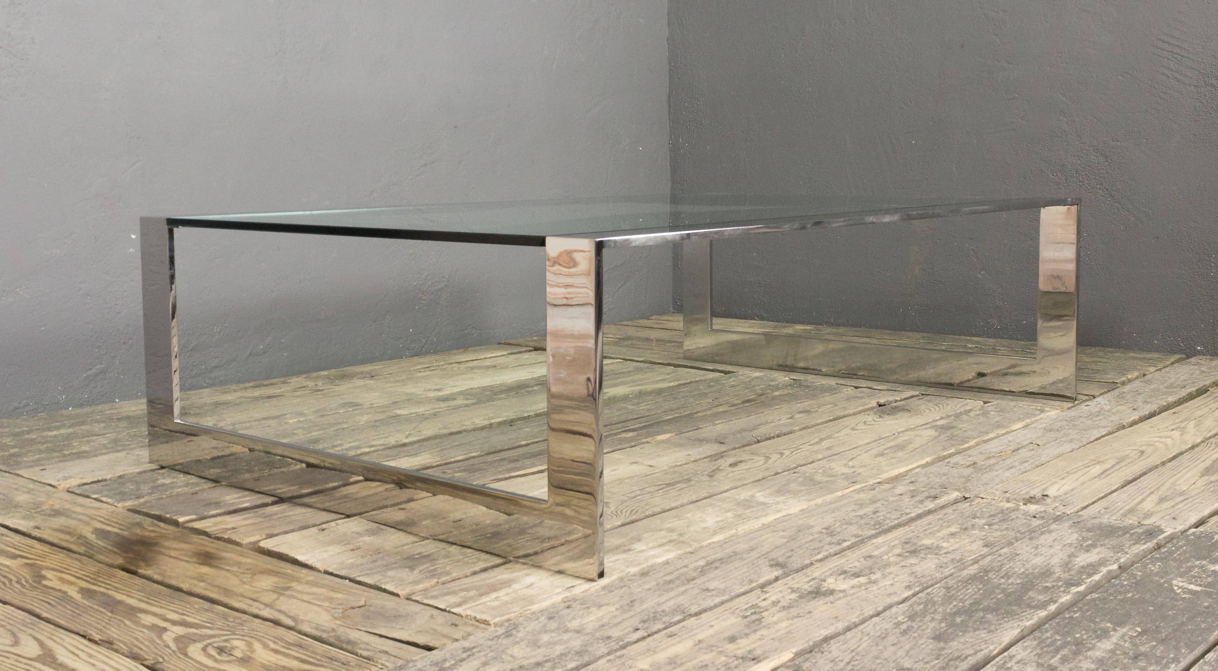 Mid-Century Modern Table basse en acier poli et verre des années 1970 en vente