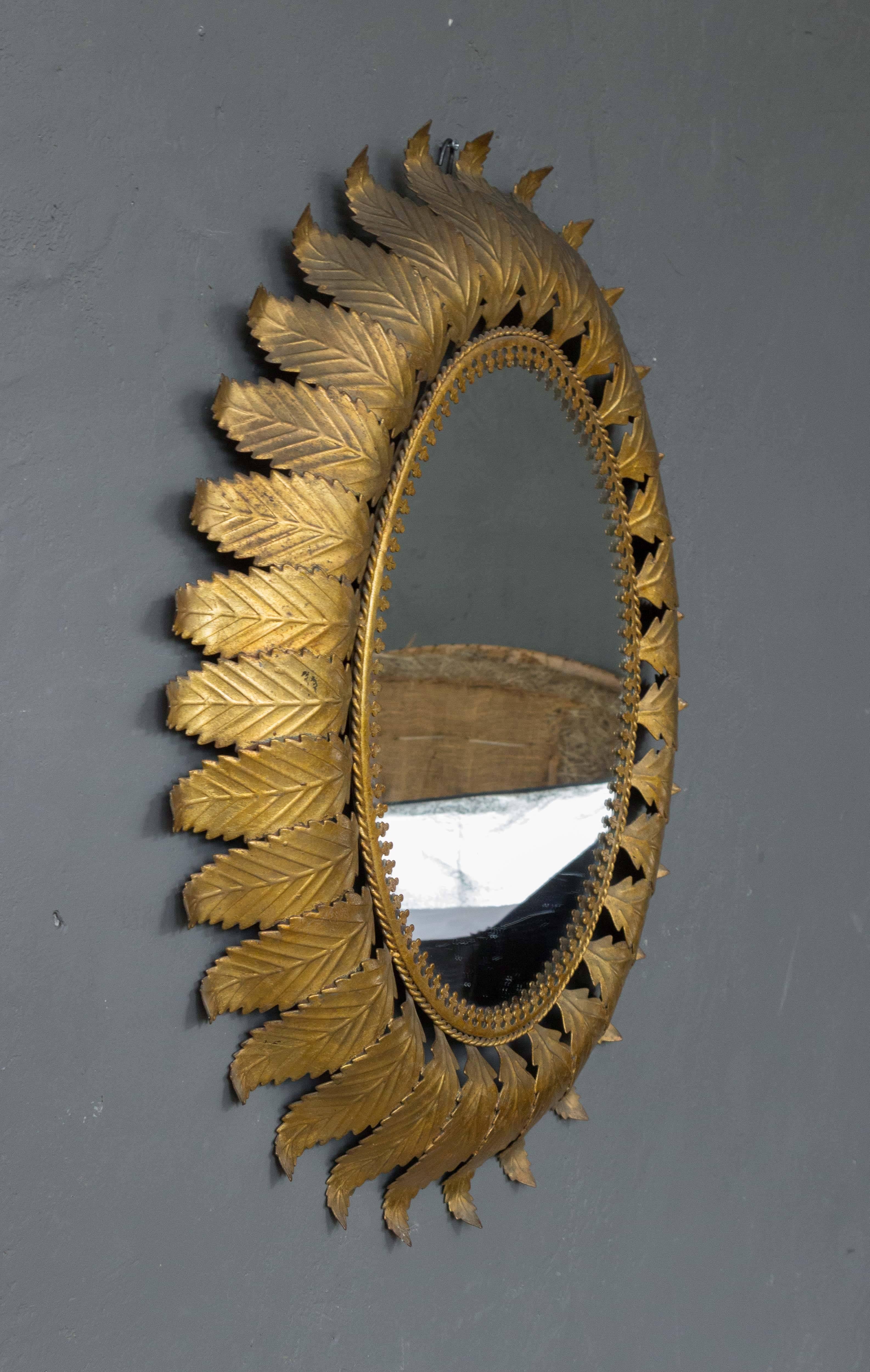 Oval Sunburst Mirror In Good Condition In Buchanan, NY