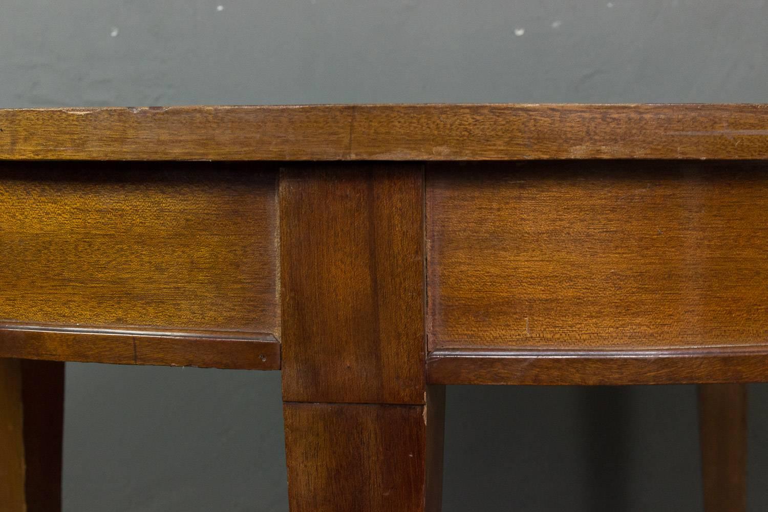 French 1940s Mahogany Oval Dining Table In Good Condition In Buchanan, NY