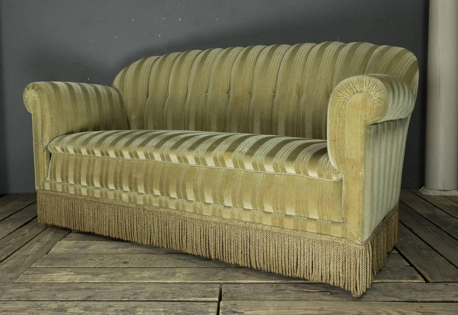 American 1930s sofa in striped mohair velvet.

Needs to be upholstered.

