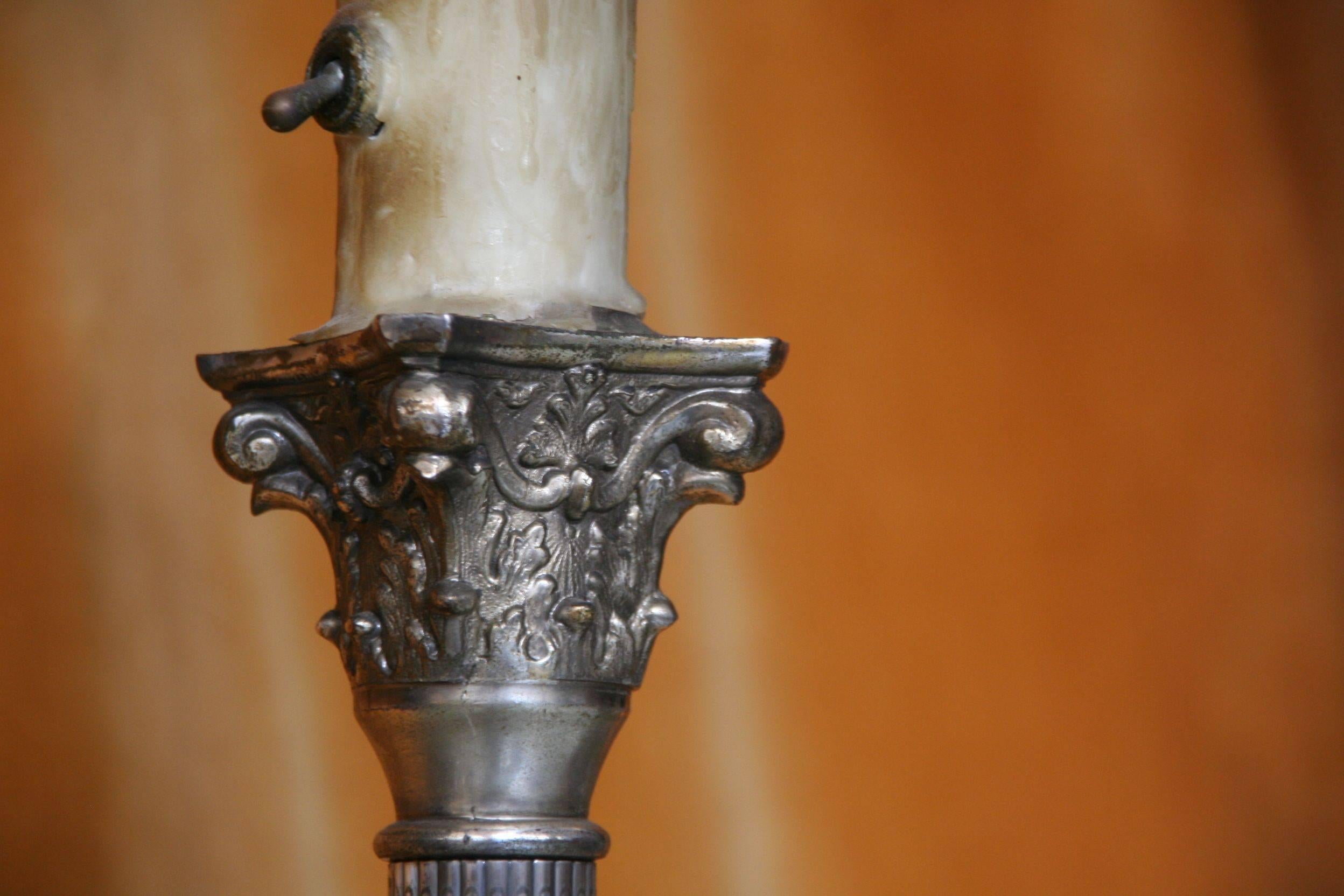 Französische versilberte Bronze-Stehlampe im neoklassischen Stil (Neoklassisch) im Angebot
