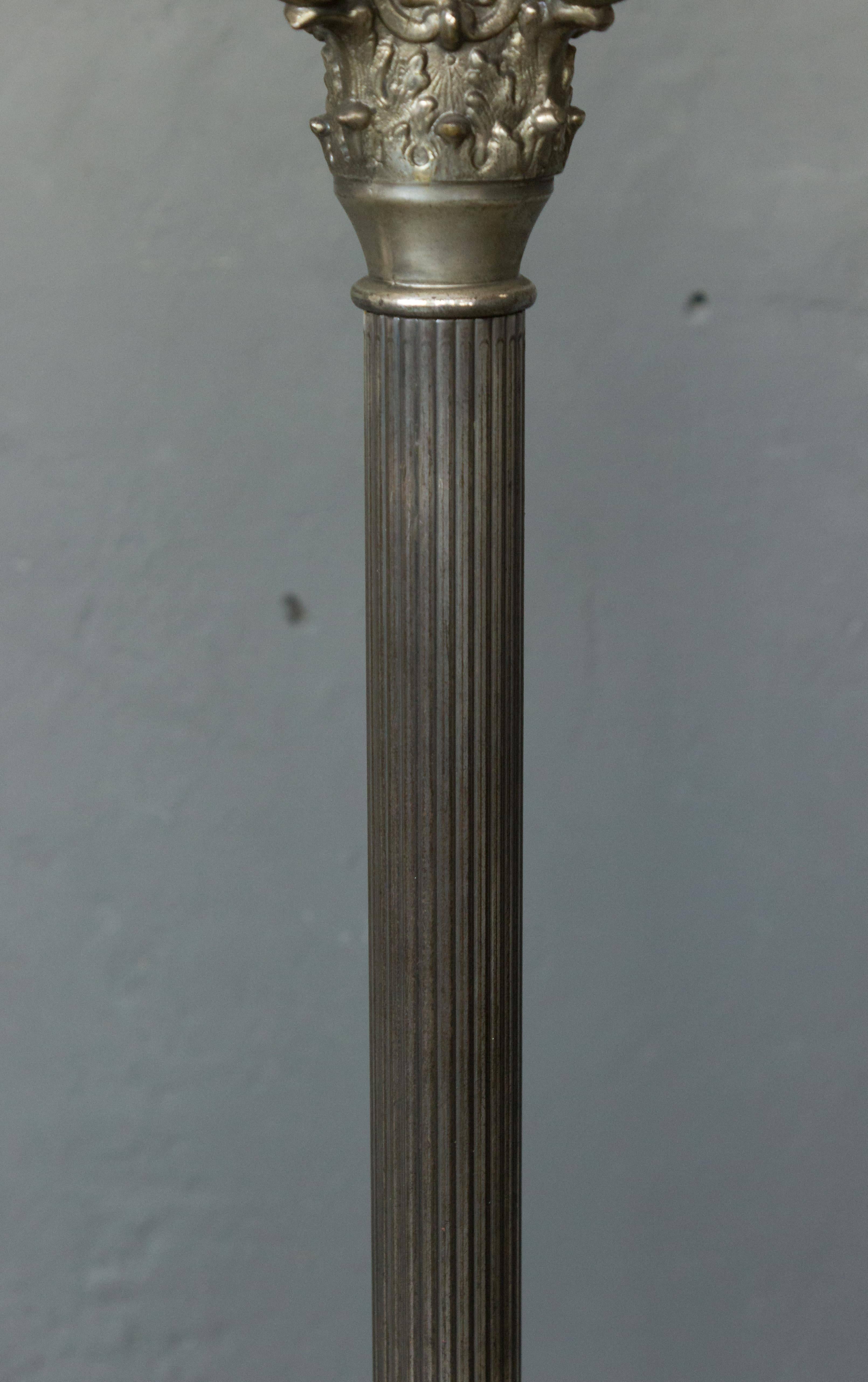 Französische versilberte Bronze-Stehlampe im neoklassischen Stil (Mitte des 20. Jahrhunderts) im Angebot