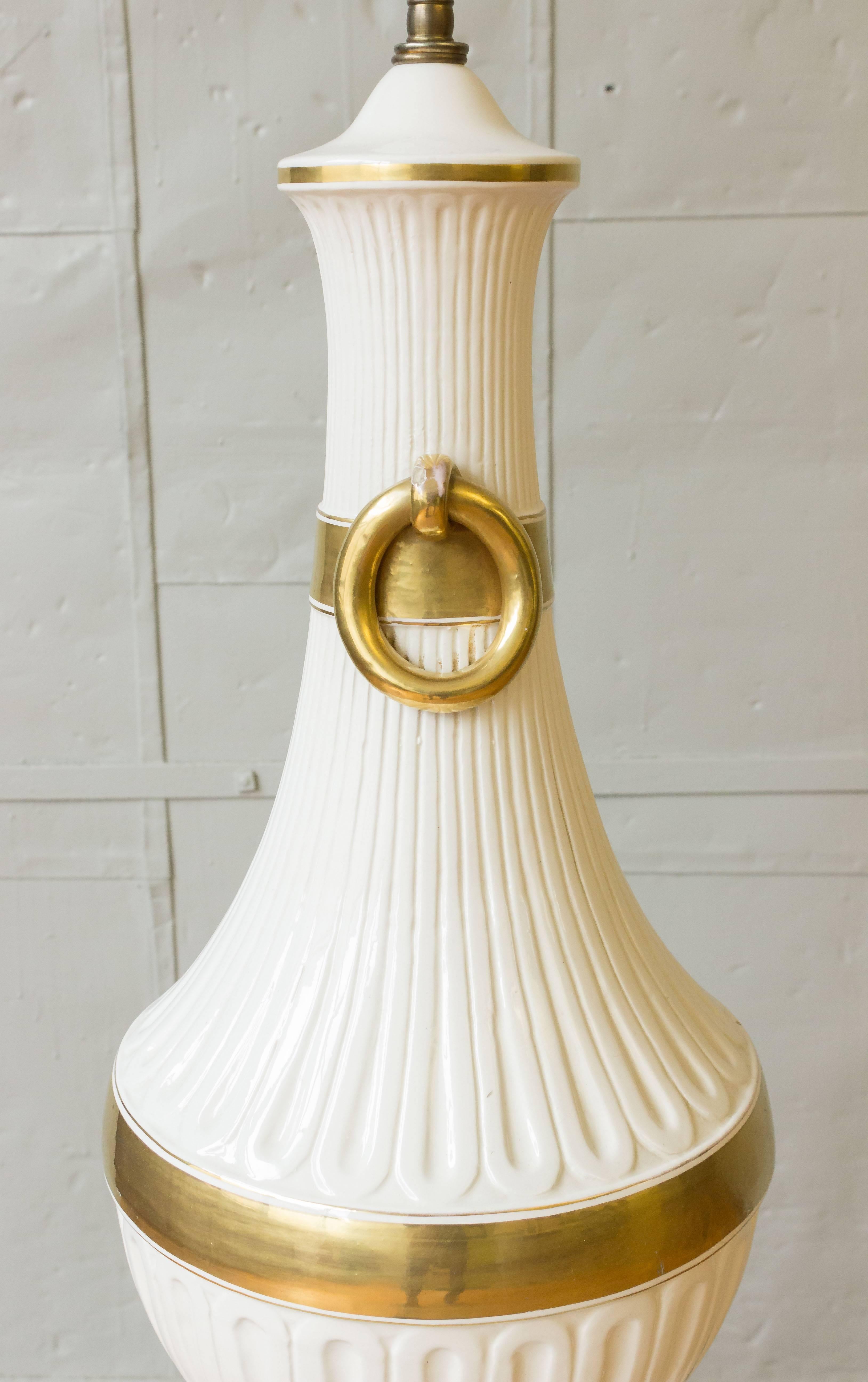 Gran lámpara francesa de porcelana blanca y dorada de los años 40 en Bueno estado para la venta en Buchanan, NY