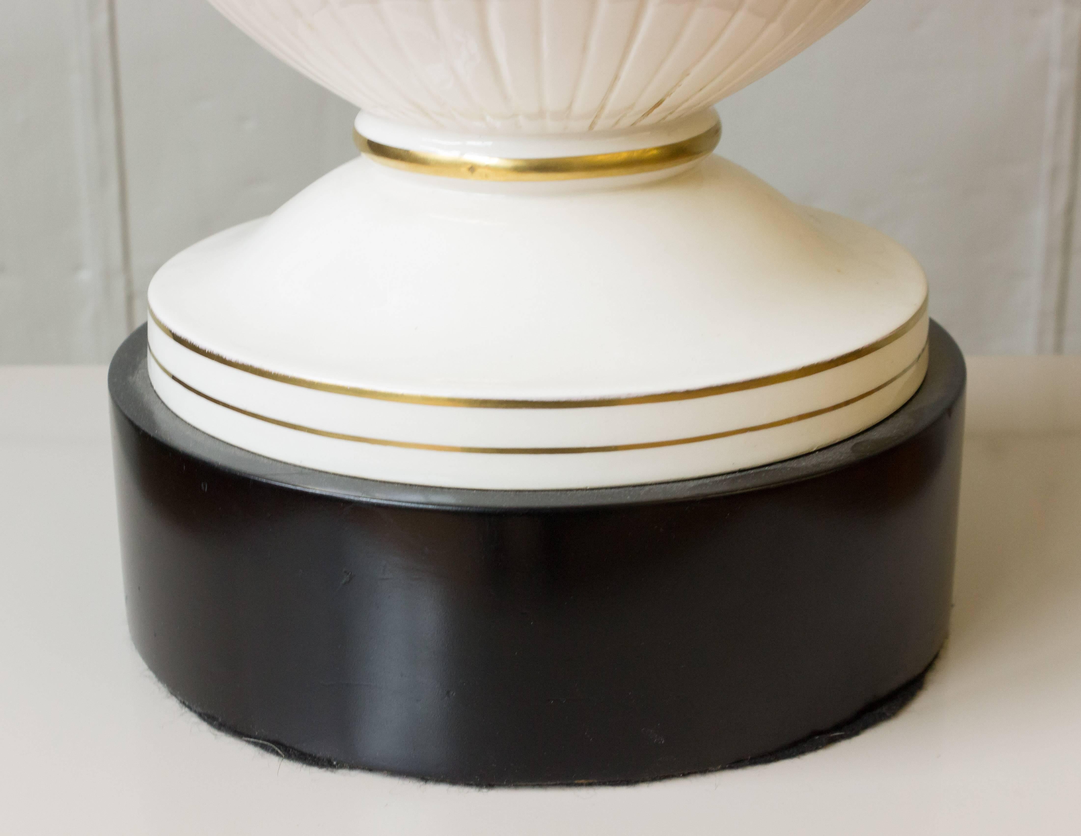 Français Grande lampe française des années 1940 en porcelaine blanche et or en vente